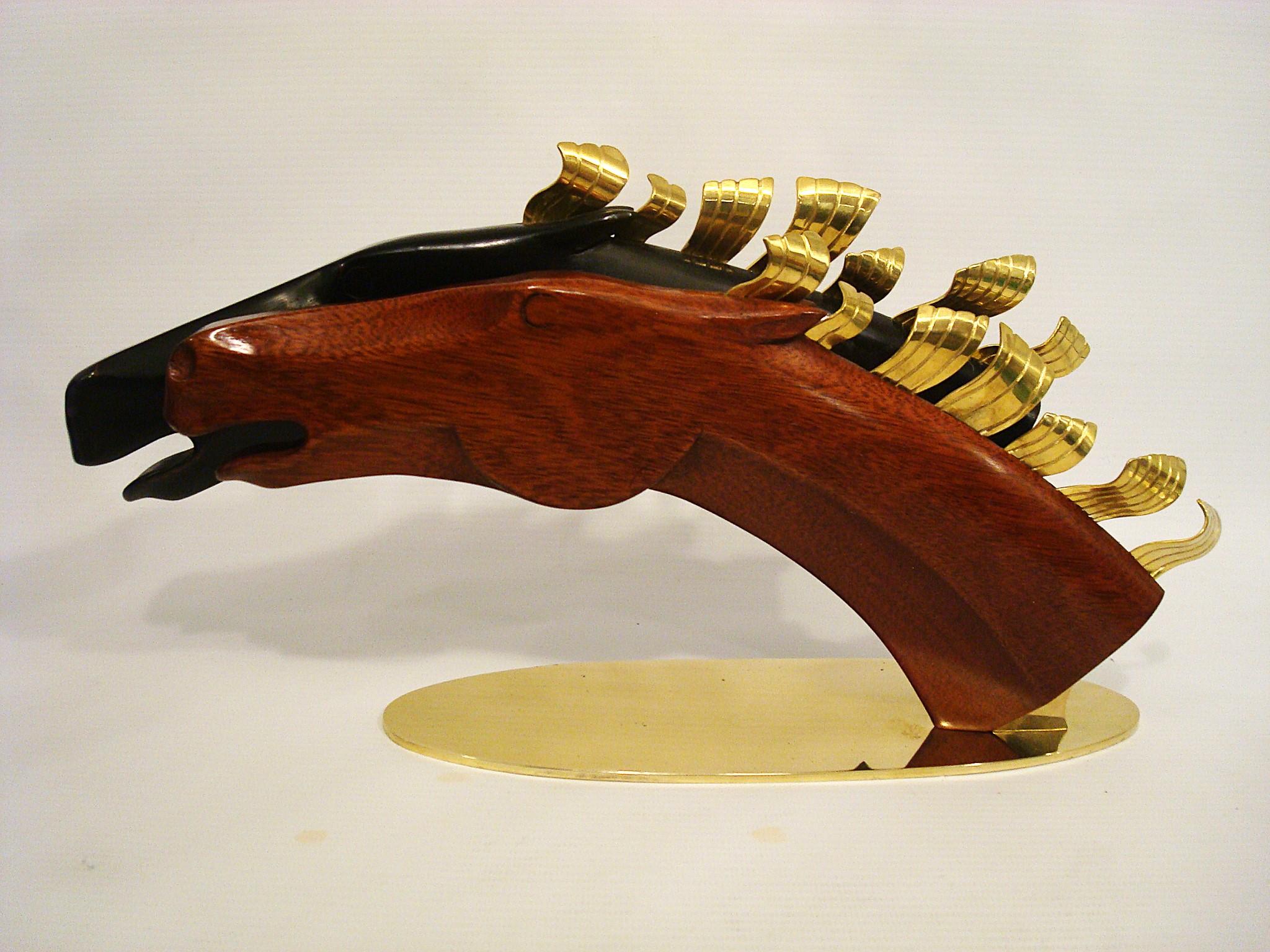 Art Deco / Mid-Century Hagenauer Two Racing Horses Sculpture. Autriche.
Une sculpture étonnante. 
Il s'agit d'une sculpture en bois et en laiton représentant deux chevaux, datant des années 1930, réalisée par Hagenauer. Il est signé sur la base avec