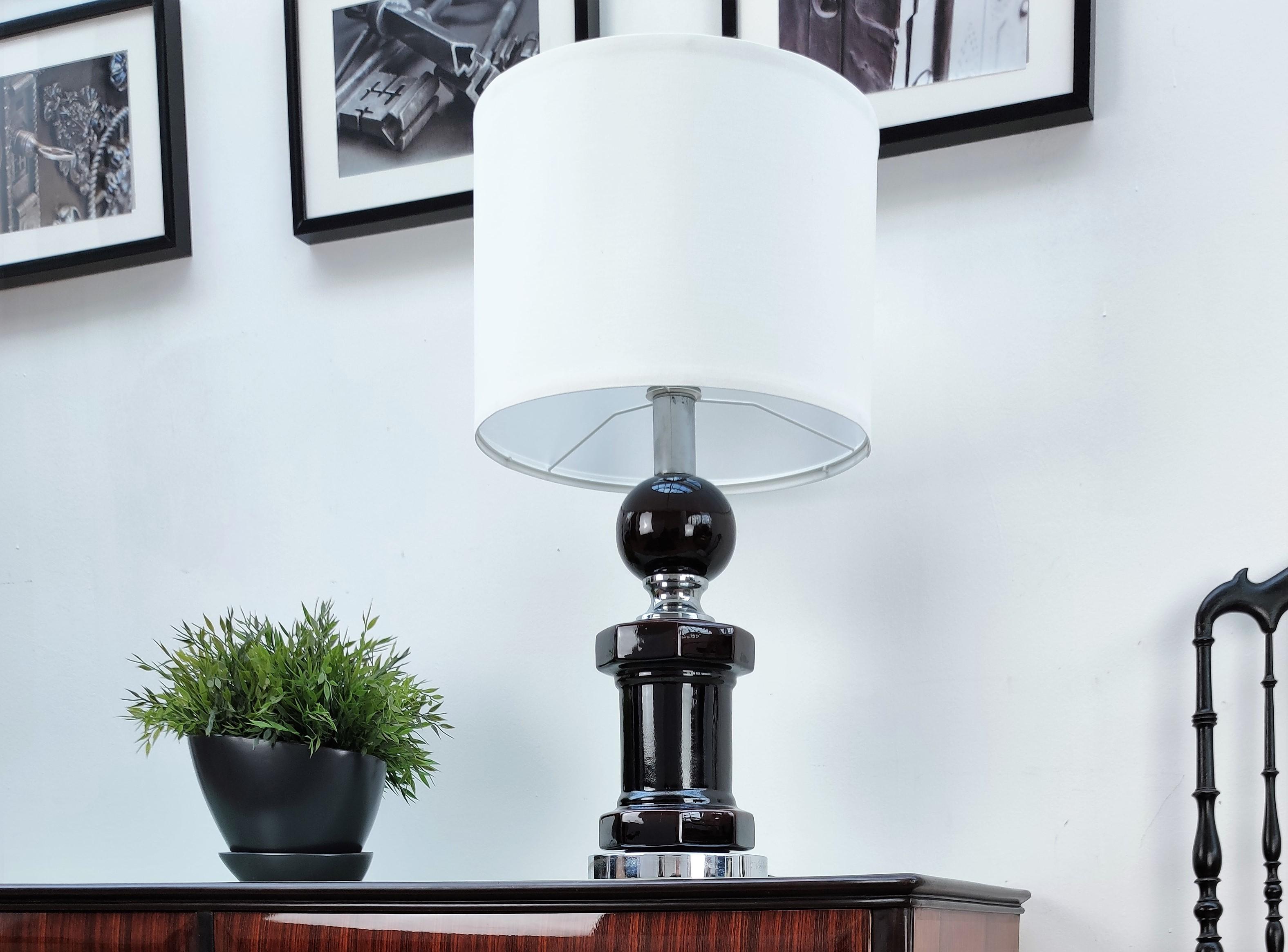 Magnifique lampe de table Art Déco italienne en céramique et chrome, idéale sur une crédence ou un buffet. Dans un design Art déco typique, audacieux, structurellement sain et de style géométrique, les lampes Art déco sont élégantes, intemporelles,