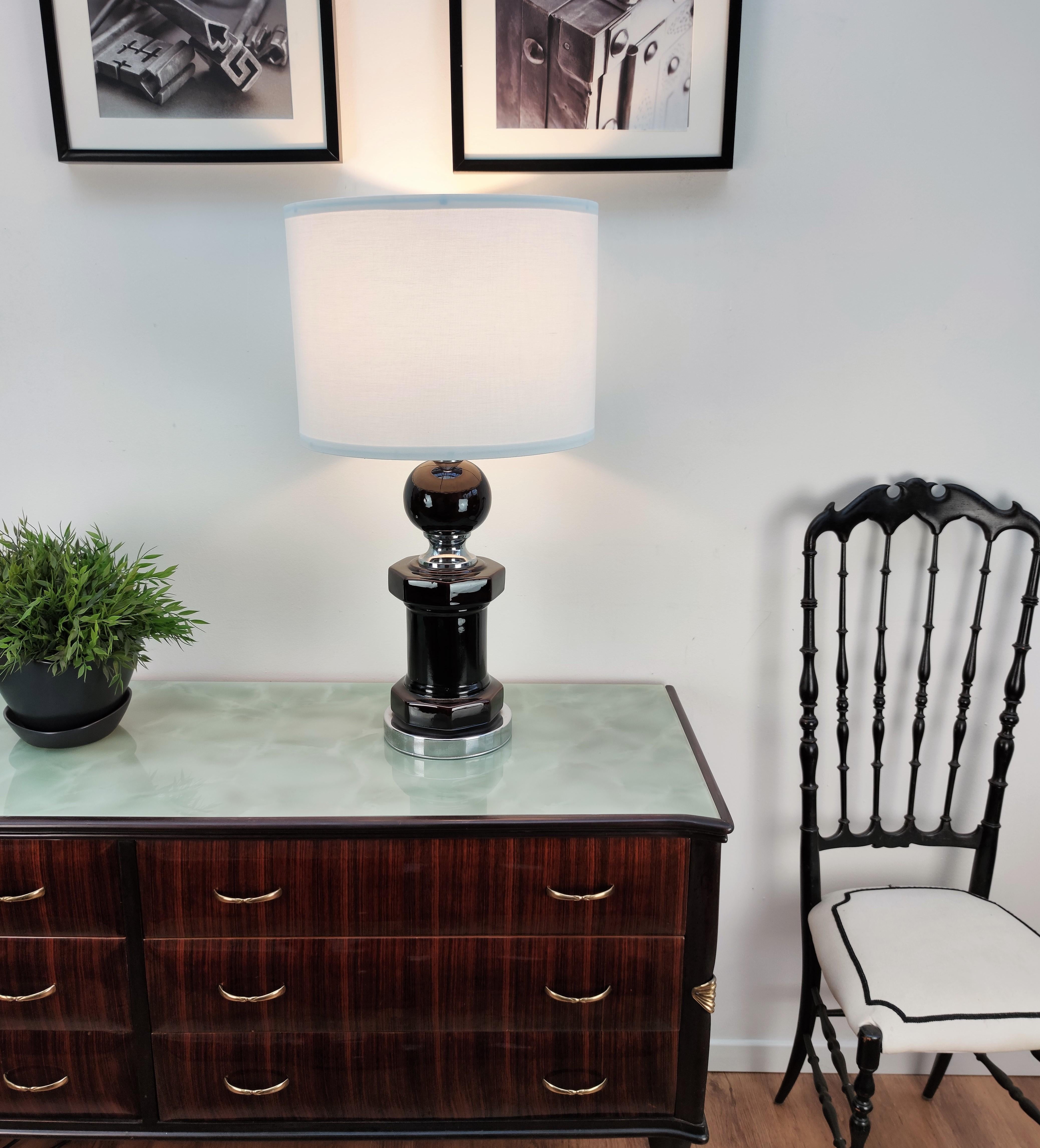 20th Century Art Deco Mid-Century Modern Italian Ceramic and Chrome Table Lamp For Sale