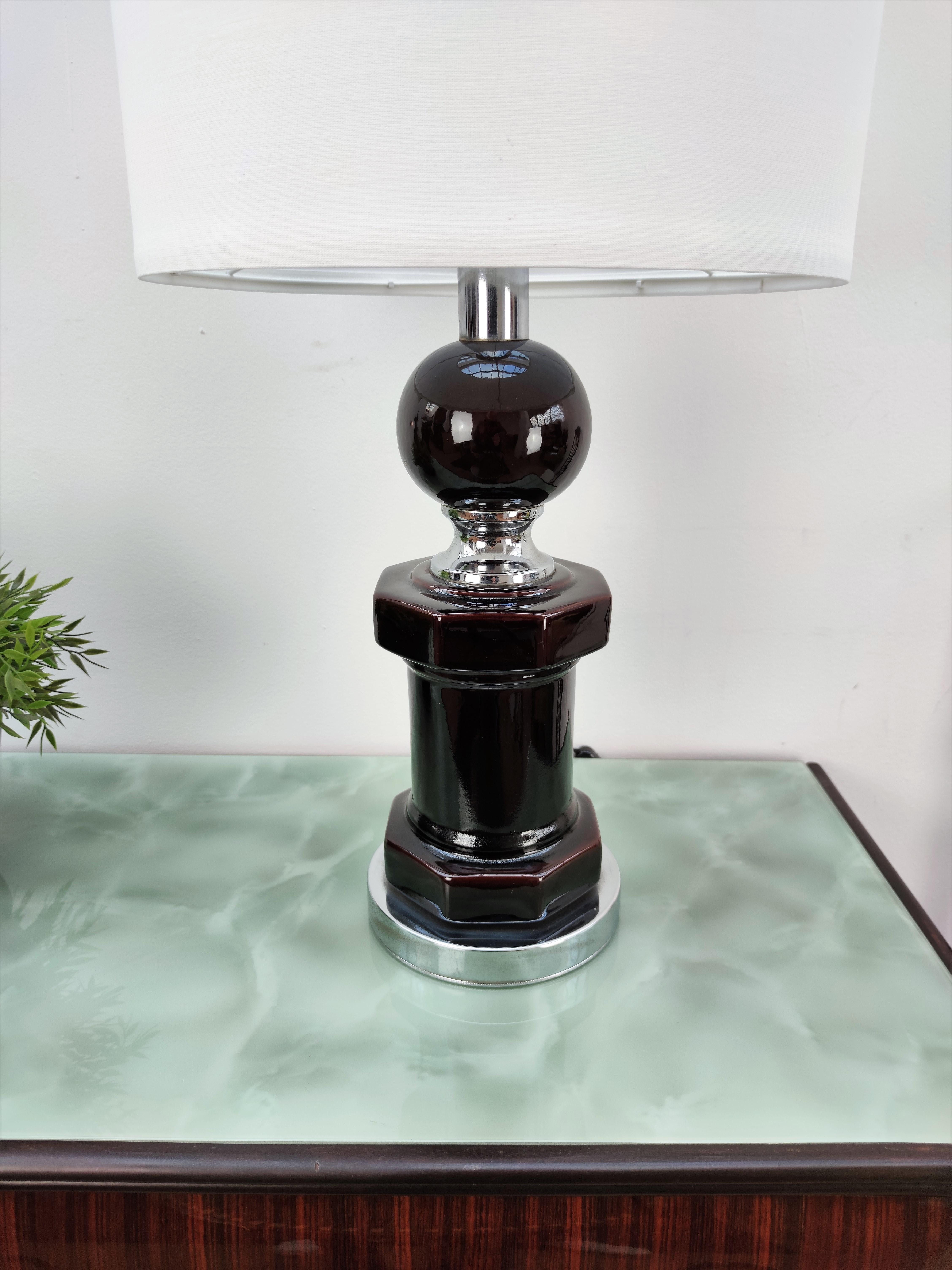 Art Deco Mid-Century Modern Italian Ceramic and Chrome Table Lamp For Sale 1