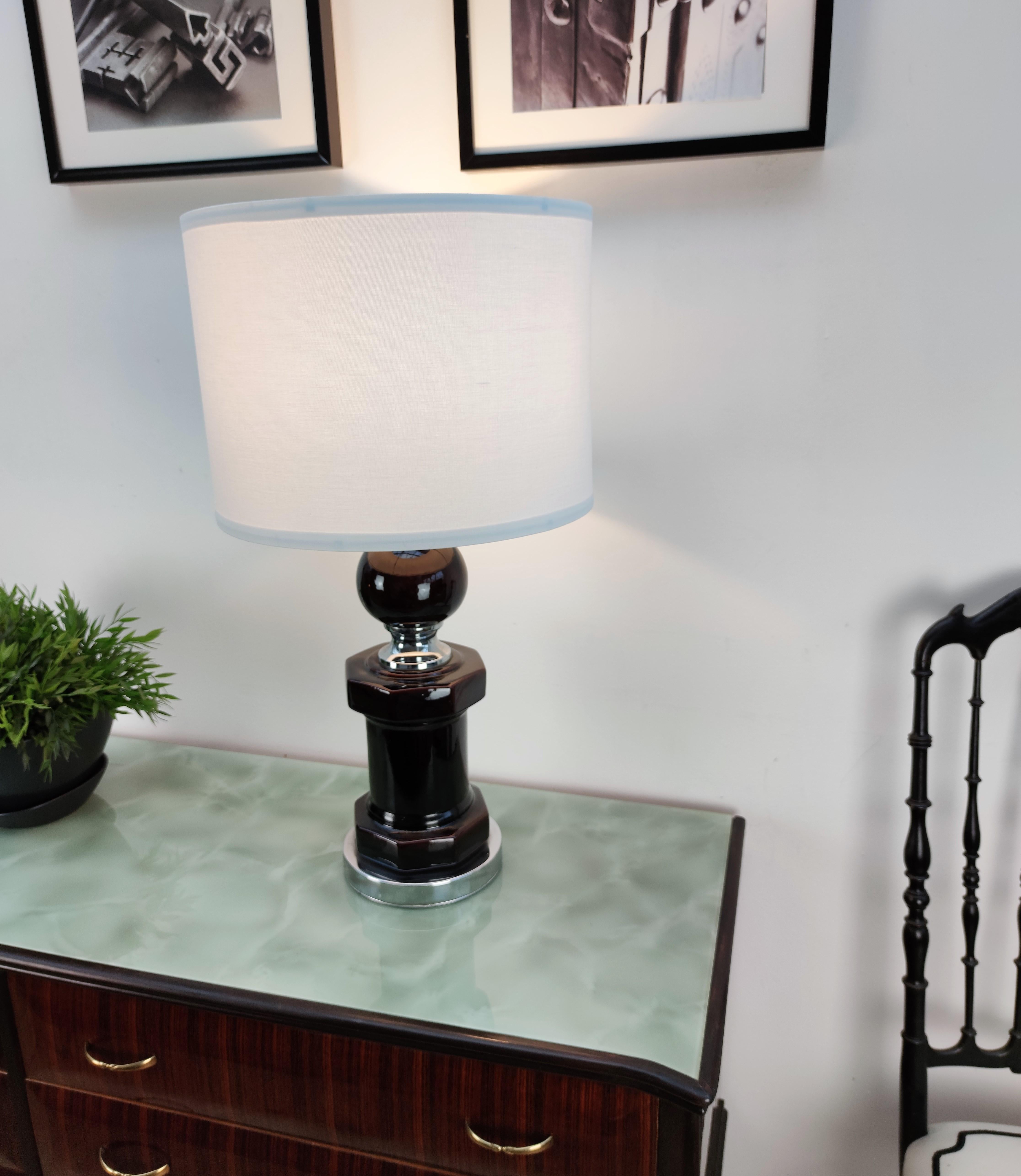 Art Deco Mid-Century Modern Italian Ceramic and Chrome Table Lamp For Sale 5