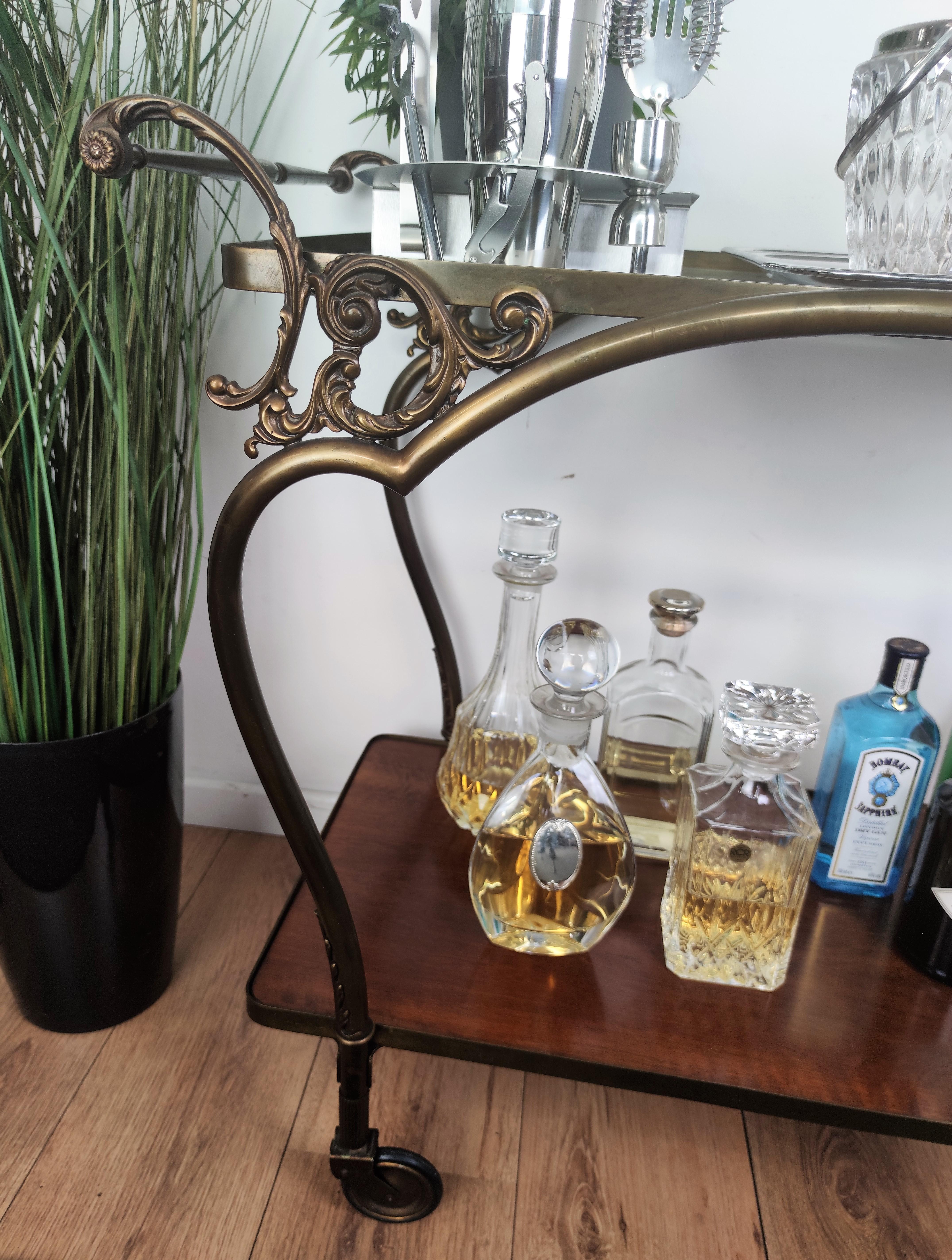 Art Deco Mid-Century Modern Italian Two-Tier Gilt Brass Bar Cart In Good Condition For Sale In Carimate, Como