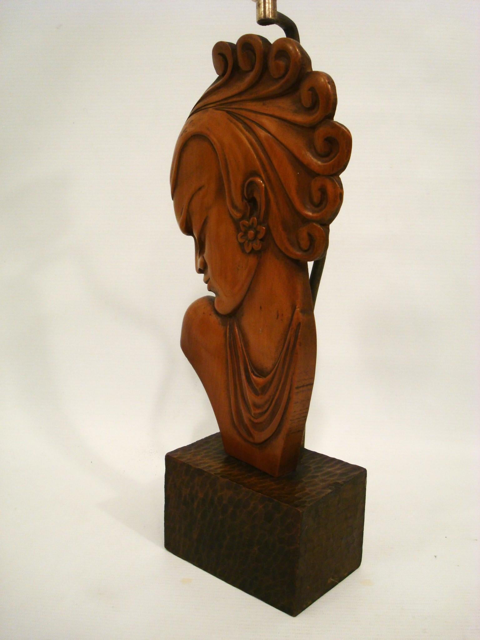 Art Deco / Mid-Century Sculptural Carved Table Lamp For Sale 1