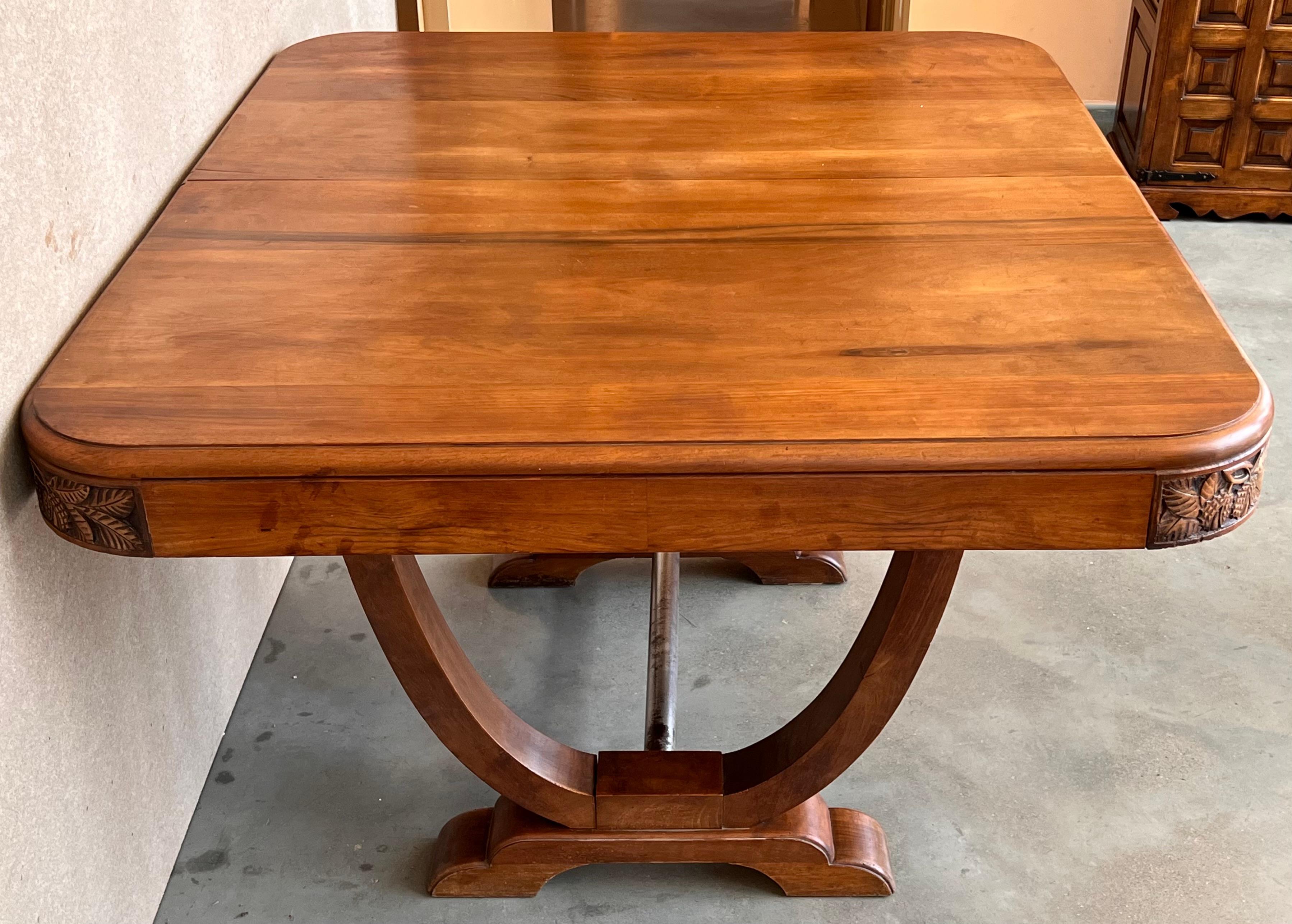 Art Deco Mid-Century Walnut Dining Table with Extensions and Carved Edges In Good Condition In Miami, FL