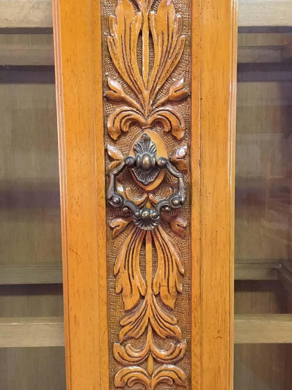 20ième siècle Art Deco Mid Century Wood Carved Display China Cabinet en vente
