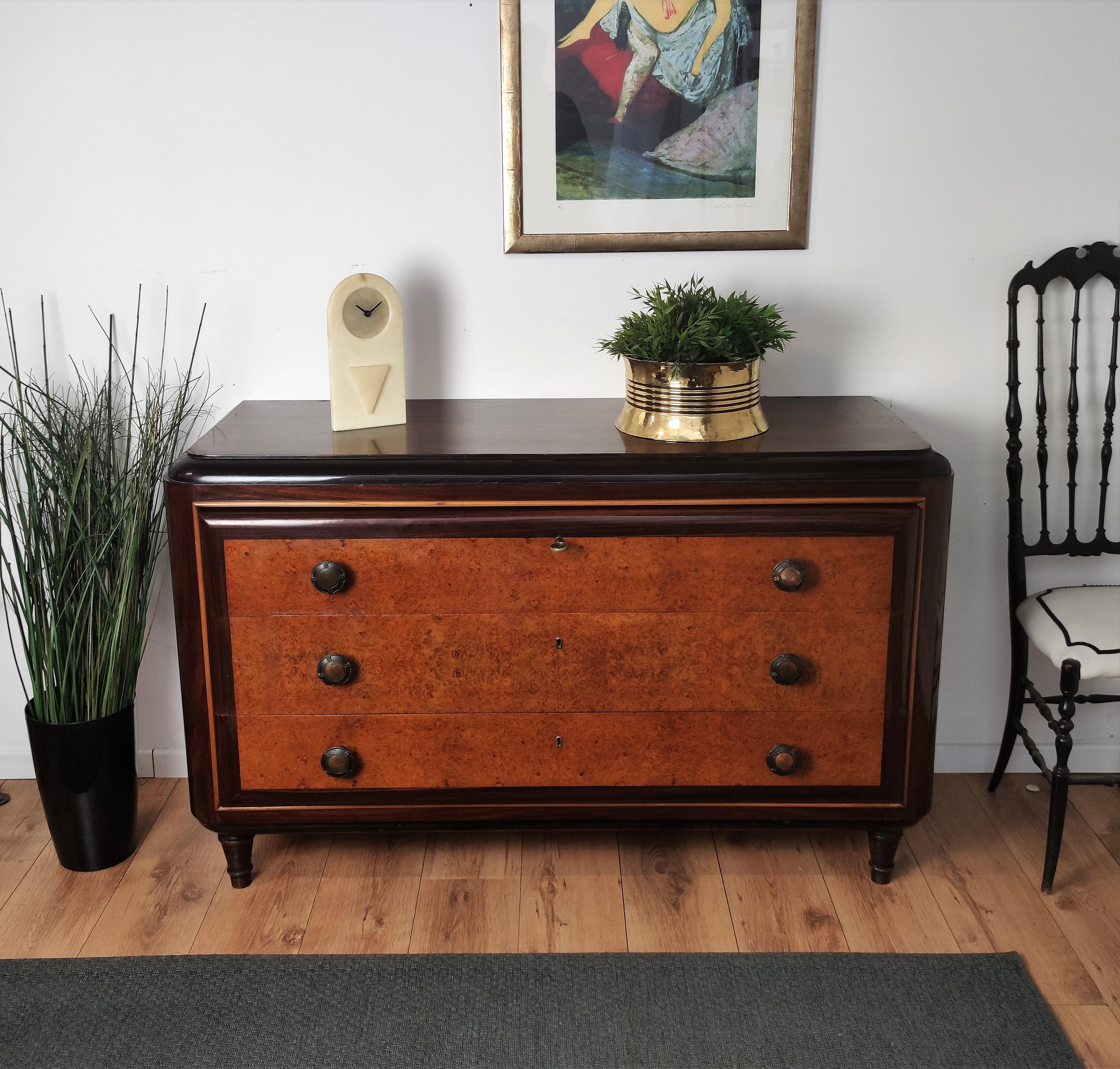 Très élégante commode Art Déco italienne des années 1950, en ronce de noyer plaquée, avec de grands côtés façonnés et trois tiroirs. Le style Art déco consistait à faire une grande déclaration et était considéré comme très glamour, élégant,