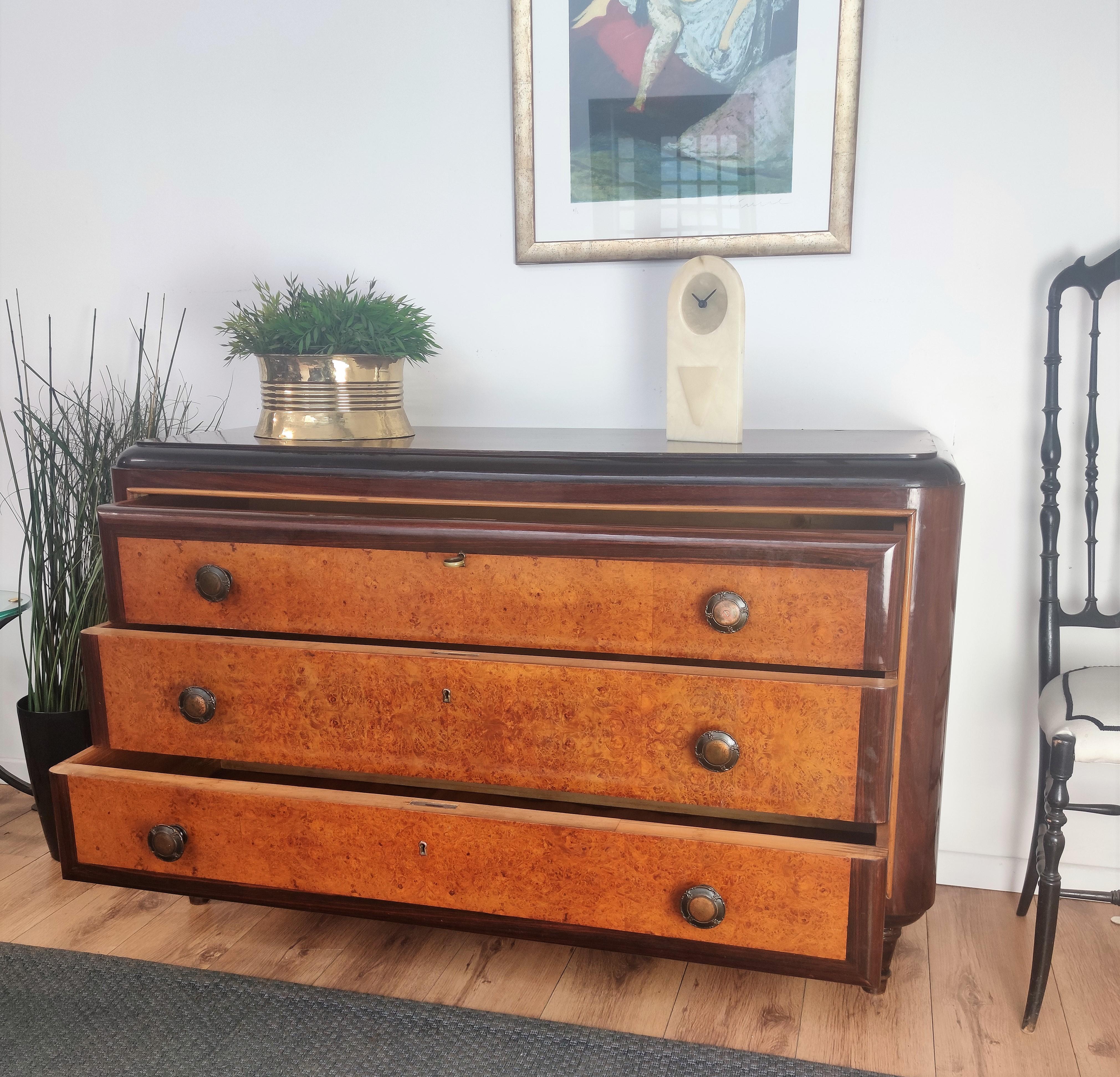 Art Deco Midcentury Modern Italian Walnut Burl Brass Bronze Chest of Drawers In Good Condition For Sale In Carimate, Como
