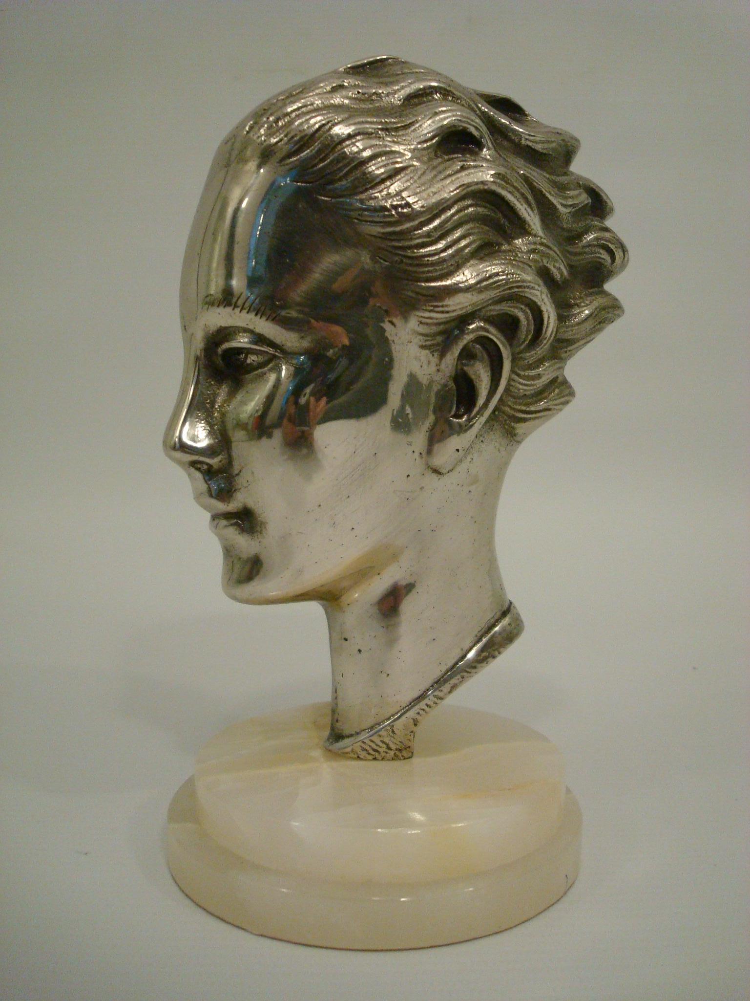 Art Deco / Midcentury Versilberte Bronzebüste - Frankreich 1930er Jahre.
Kopf aus versilberter Bronze auf Onyxmarmor montiert.
Sehr schöne Skulptur, perfekt für einen Schreibtisch oder einen Beistelltisch. Kann auch als Briefbeschwerer verwendet