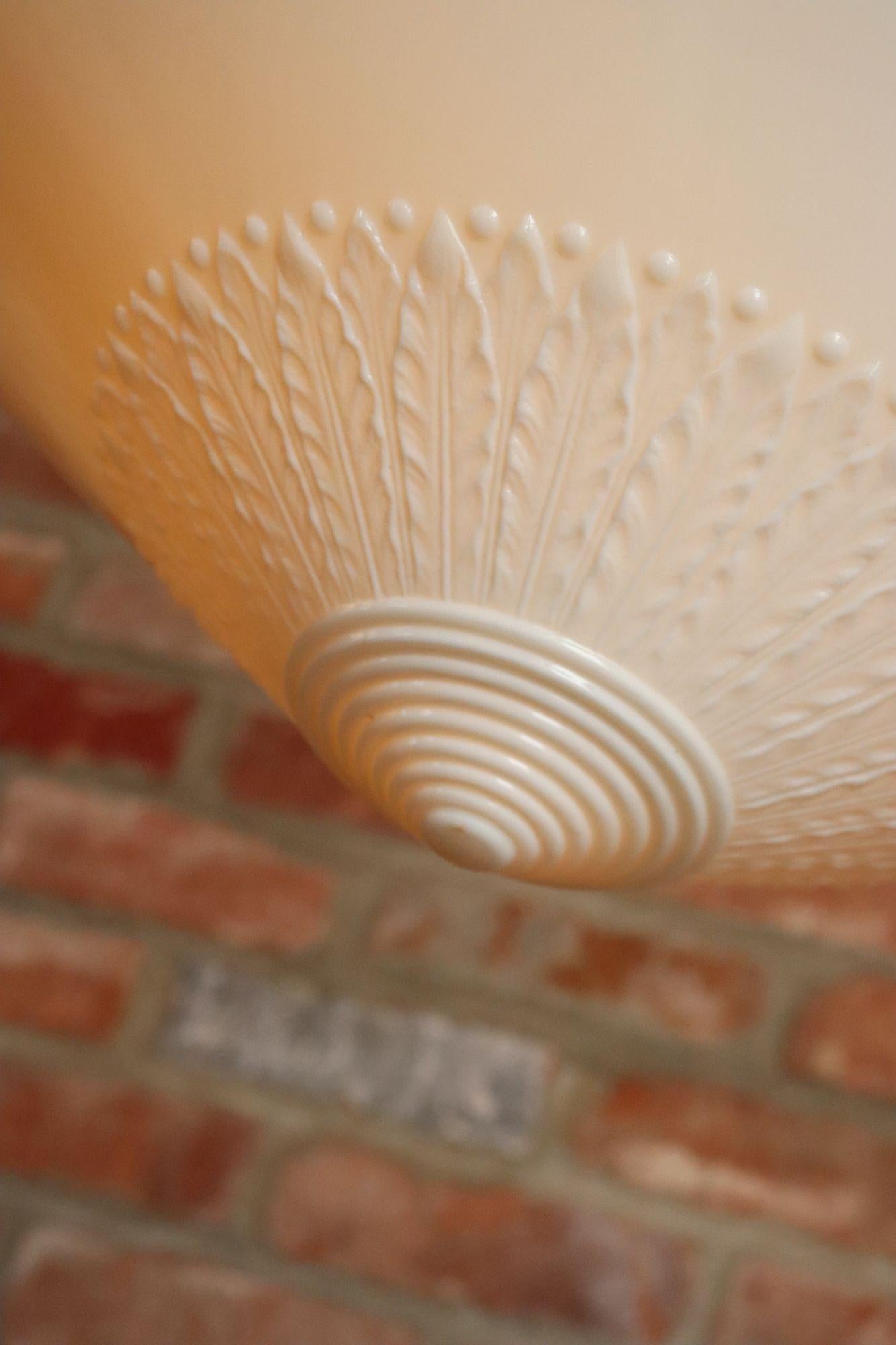 Metà XX secolo Plafoniera a sospensione conica in vetro latte Art Deco con motivo a foglie in rilievo in vendita