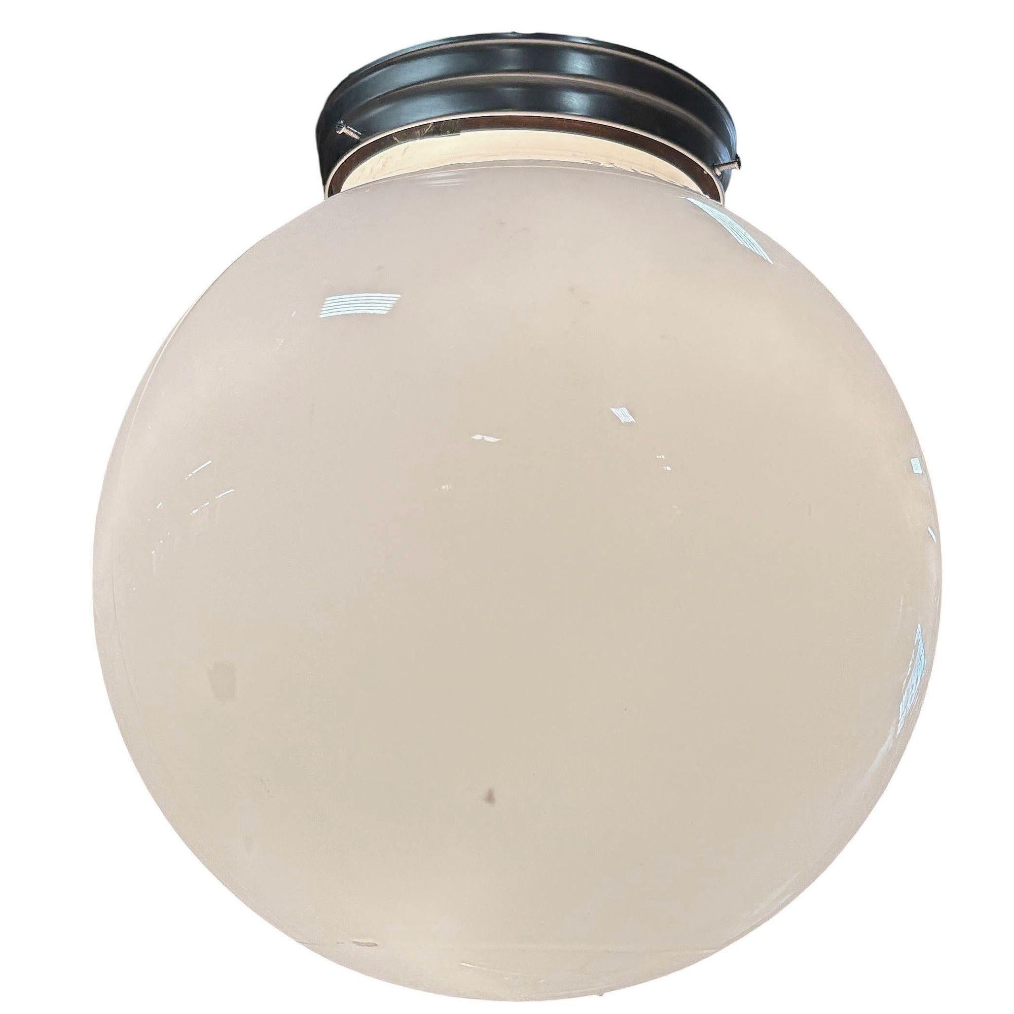 Ein klassischer runder Milchglas-Lampenschirm aus der Art-Déco-Ära mit der Aufschrift 