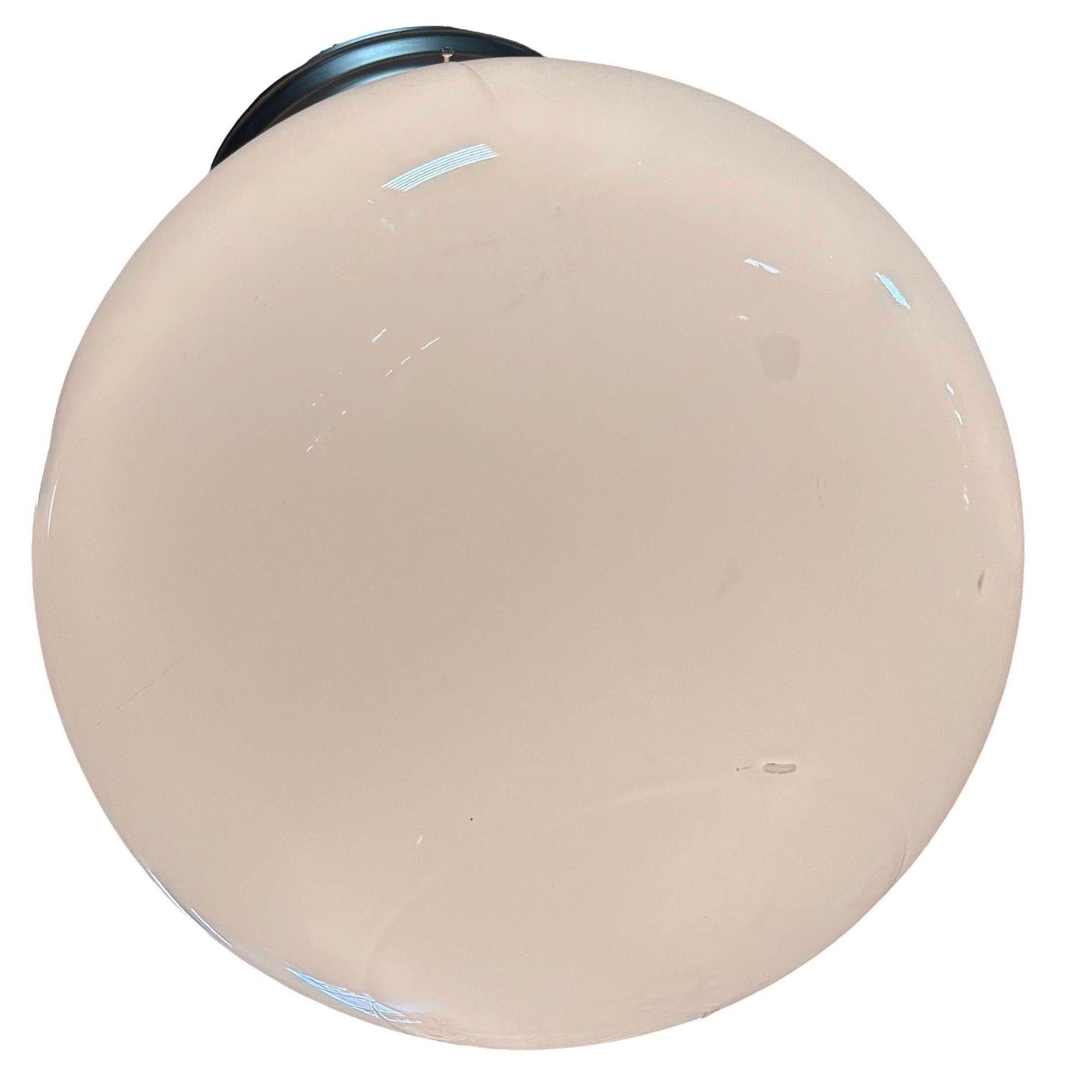 Art Deco Milk Glass Globe Shade Pendelleuchte mit Nickel Plate Fitter, von Ray-Lite (amerikanisch) im Angebot
