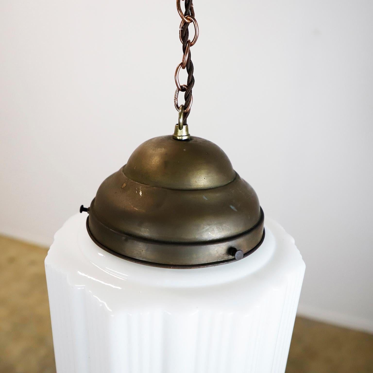 Circa 1930. Nous vous proposons cette lampe suspendue Art déco avec un abat-jour cylindrique en verre au lait strié et en verre taillé. Excellent état de conservation.