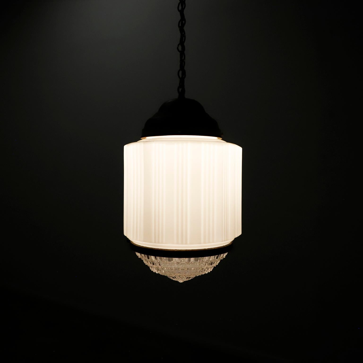Mexicain Suspension Art Déco en verre au lait #1 en vente