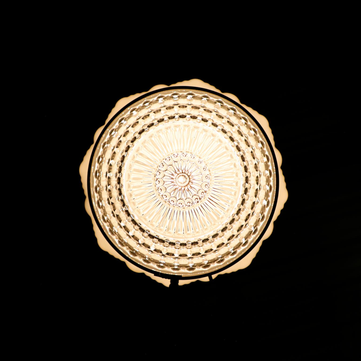 Milieu du XXe siècle Suspension Art Déco en verre au lait #1 en vente