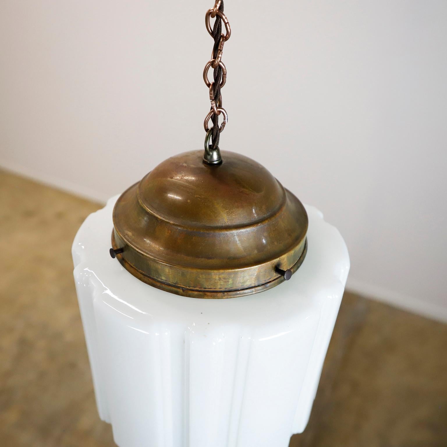 Circa 1930. Nous vous proposons cette lampe suspendue Art déco avec un abat-jour cylindrique en verre au lait strié et en verre taillé. Excellent état de conservation.