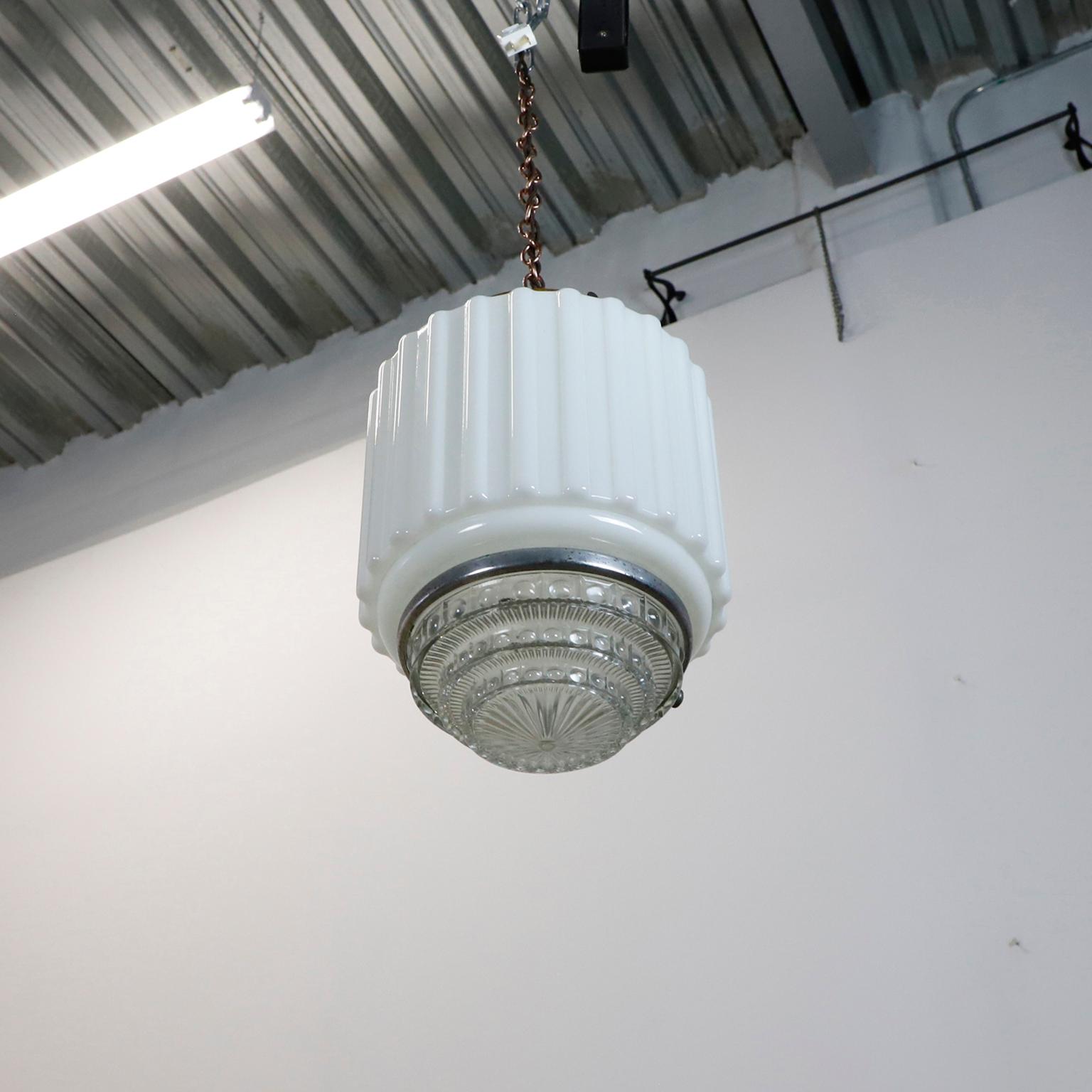 Circa 1930. Nous vous proposons cette lampe suspendue Art déco avec un abat-jour cylindrique en verre au lait strié et en verre taillé. Excellent état de conservation.