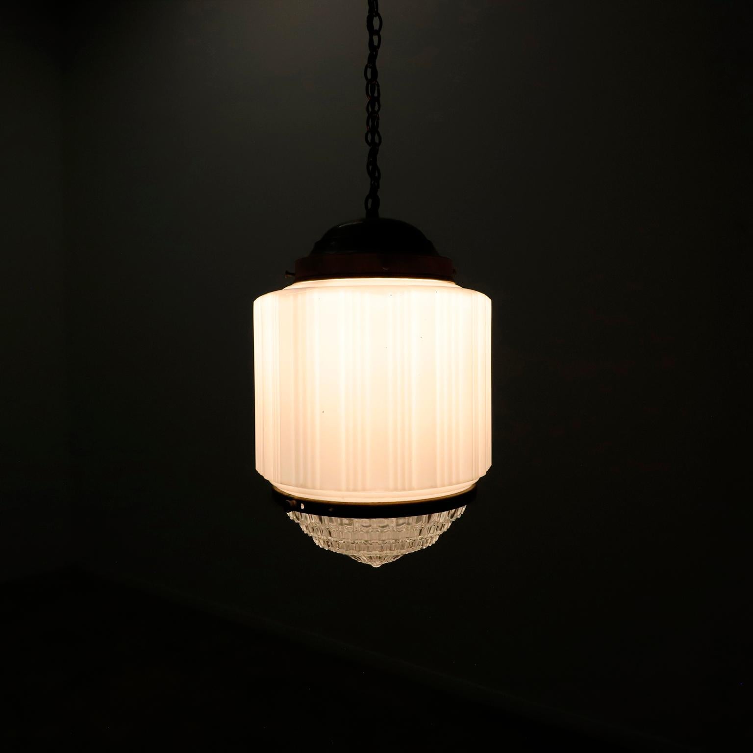 Mexicain Suspension Art Déco en verre au lait #4 en vente