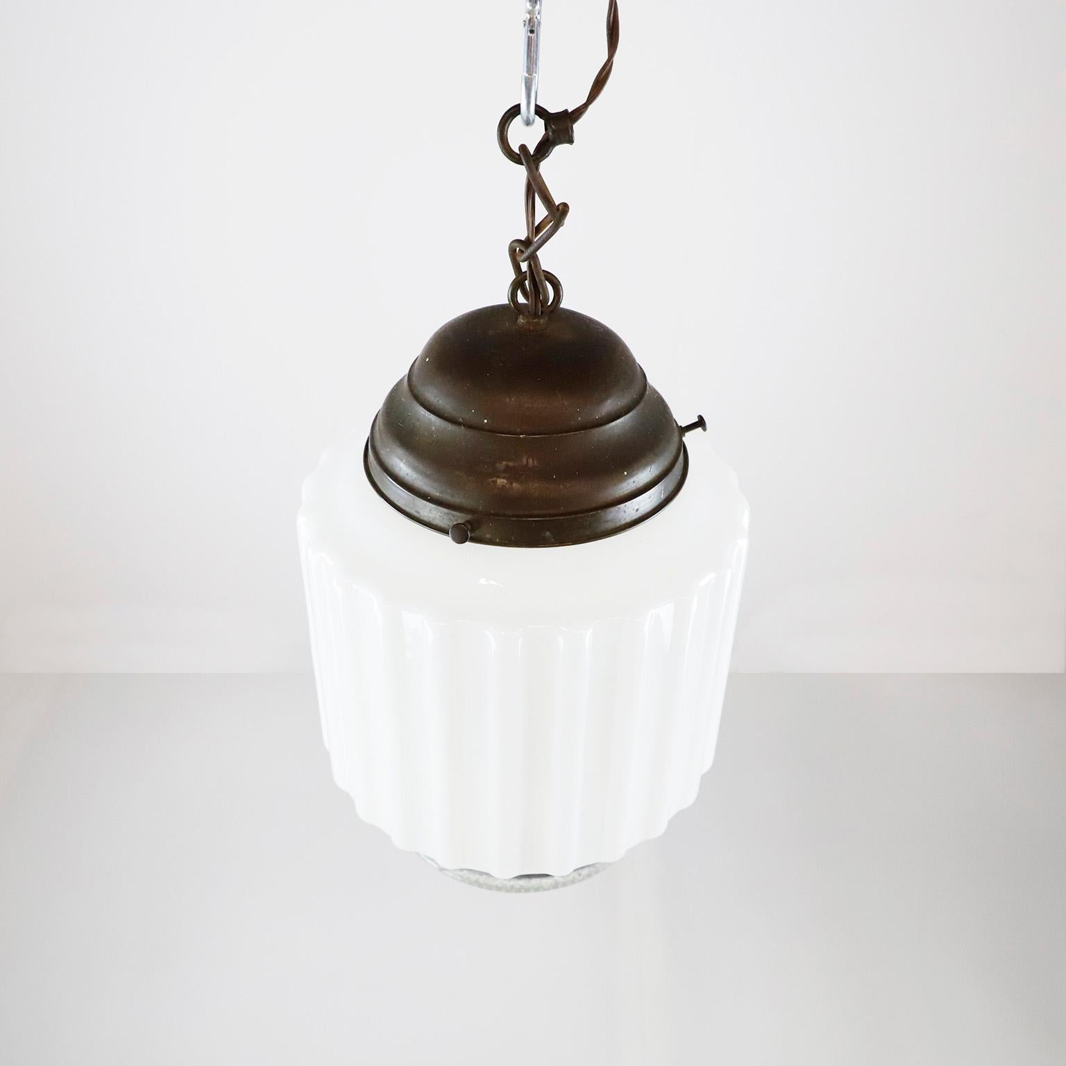 Circa 1930. Nous vous proposons cette lampe suspendue Art déco avec un abat-jour cylindrique en verre au lait strié et en verre taillé. Excellent état de conservation.