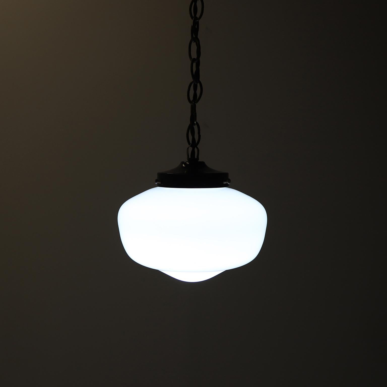 Circa 1930. Offriamo questa lampada a sospensione Art Deco con paralume circolare in vetro latte. Condizioni vintage eccellenti.