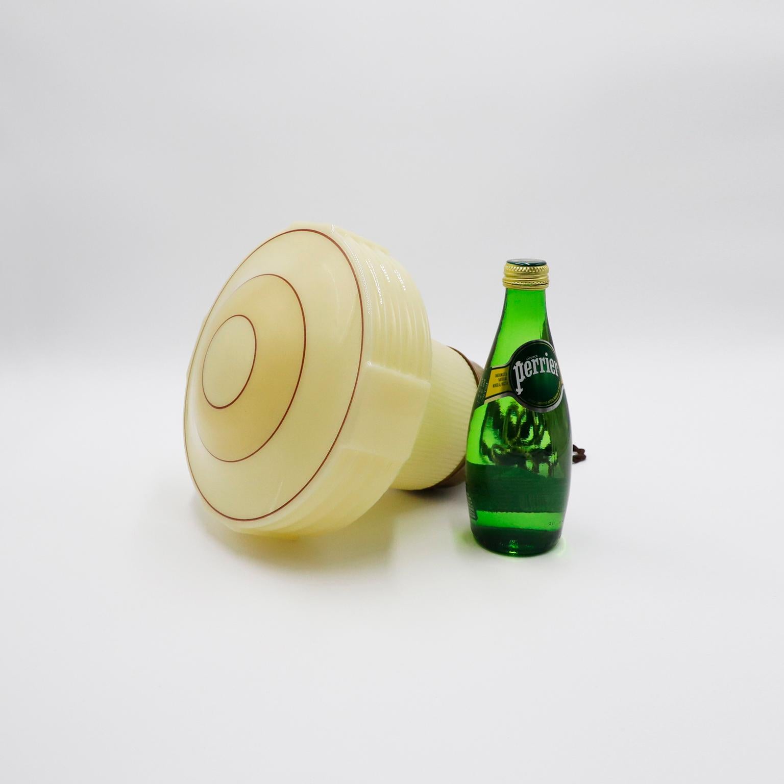 Um 1930. Wir bieten diese Art Deco, Pendelleuchte verfügt über eine geriffelte Milchglas. Ausgezeichneter Vintage-Zustand.