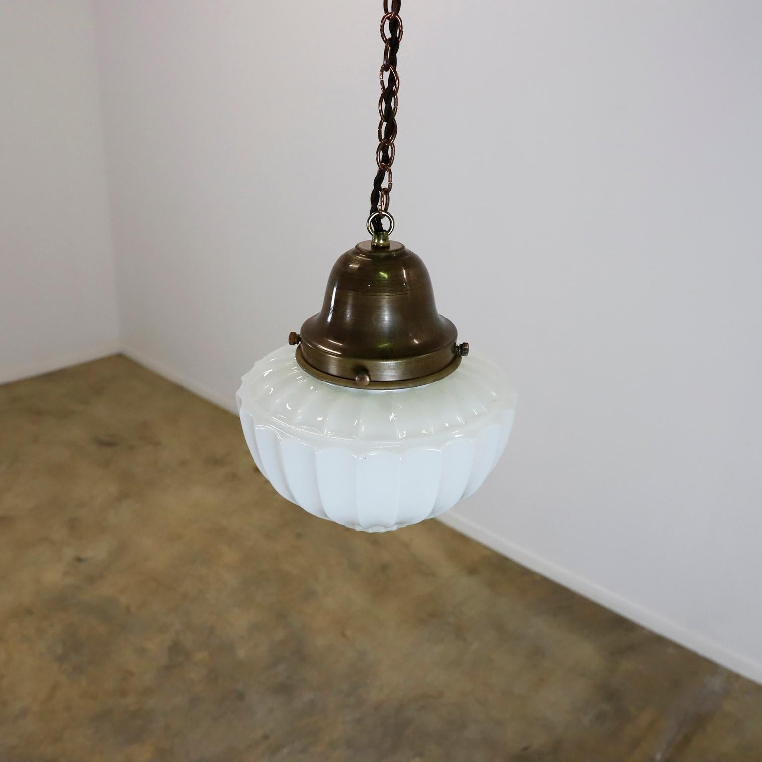 Circa 1930. Offriamo questa lampada a sospensione in vetro lattimo, in stile Art Déco, che lavora alla perfezione. 