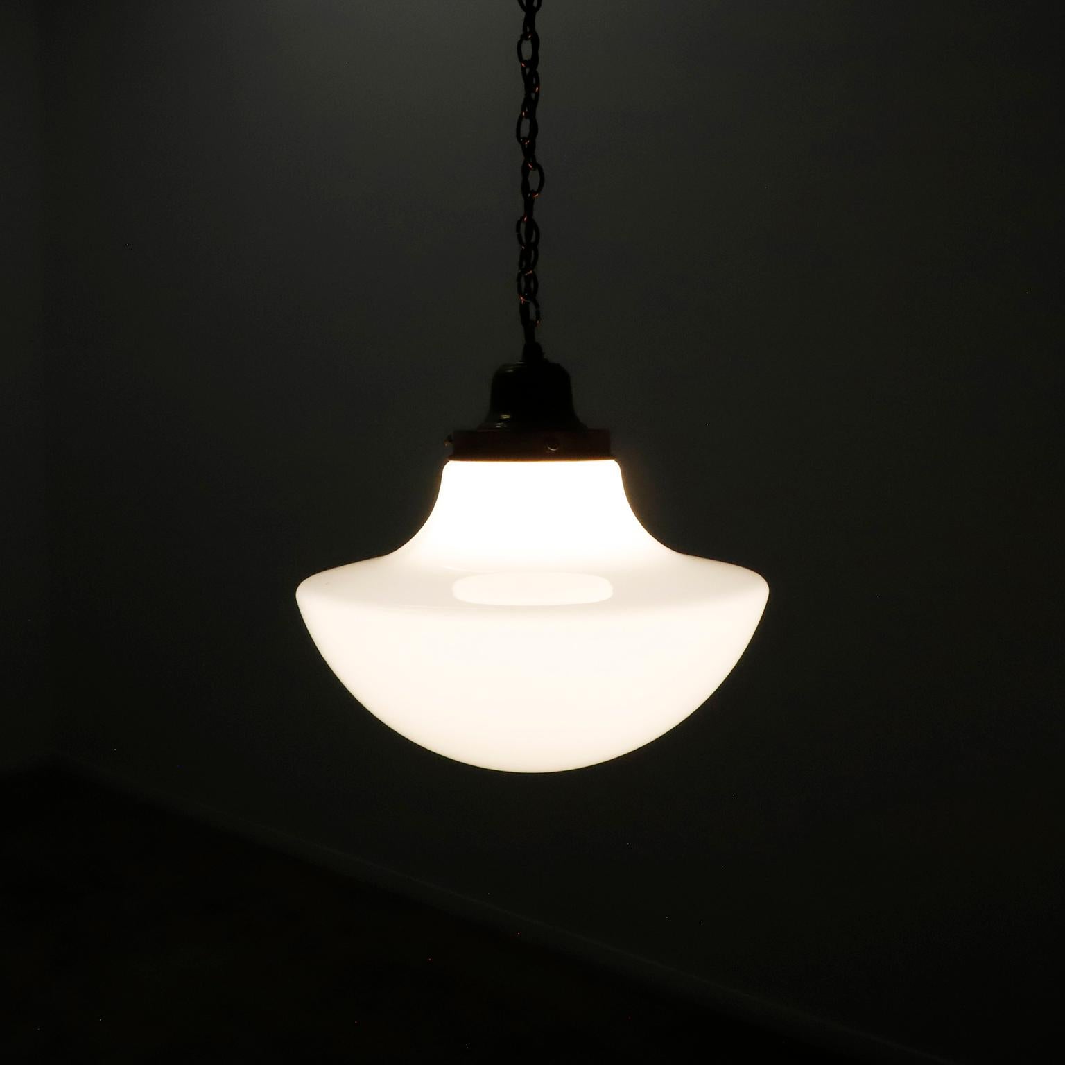 Art déco Lampe à suspension Art Déco en verre dépoli en vente