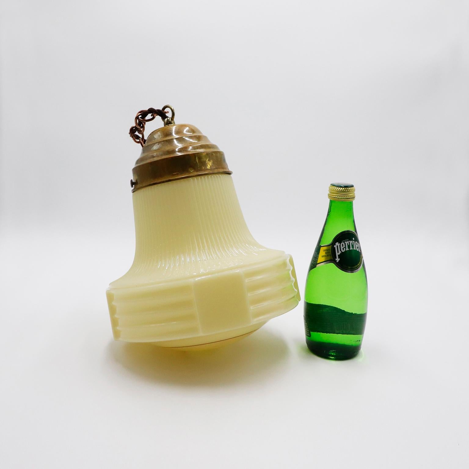 Art Deco Milchglas Pendelleuchte (Art déco) im Angebot