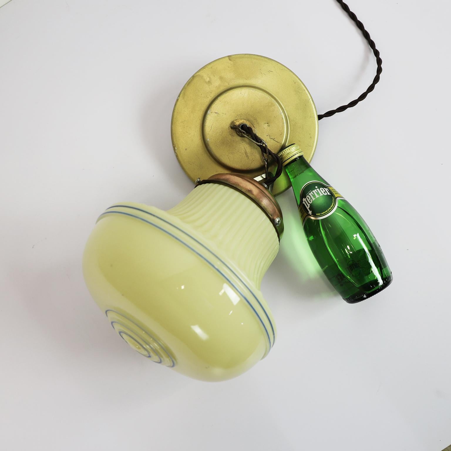 Art Deco Milk Glass Pendant Light In Good Condition For Sale In Mexico City, CDMX