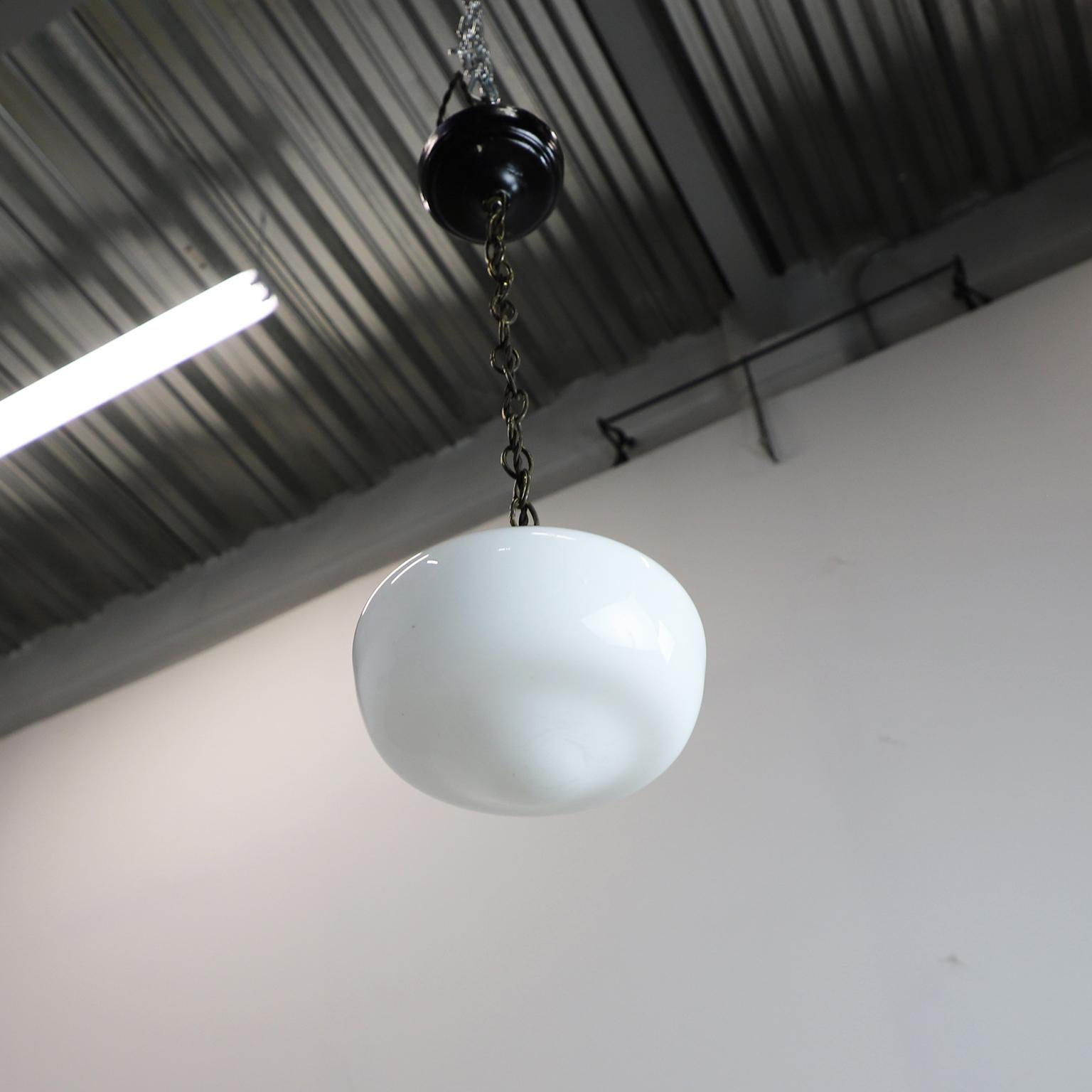 Lampada a sospensione in vetro latte Art Déco In condizioni buone in vendita a Mexico City, CDMX