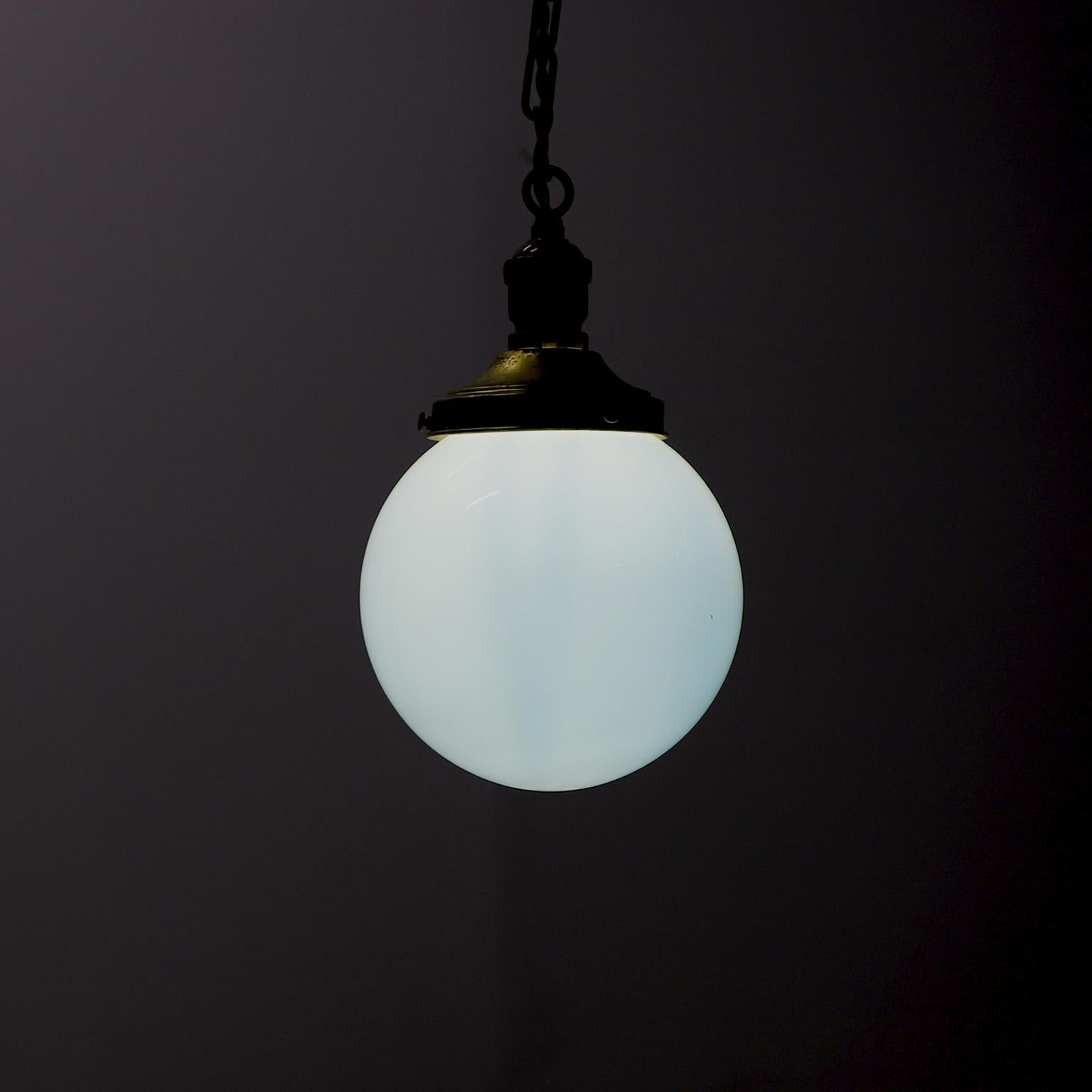 Art Deco Milk Glass Pendant Light In Good Condition For Sale In Mexico City, CDMX