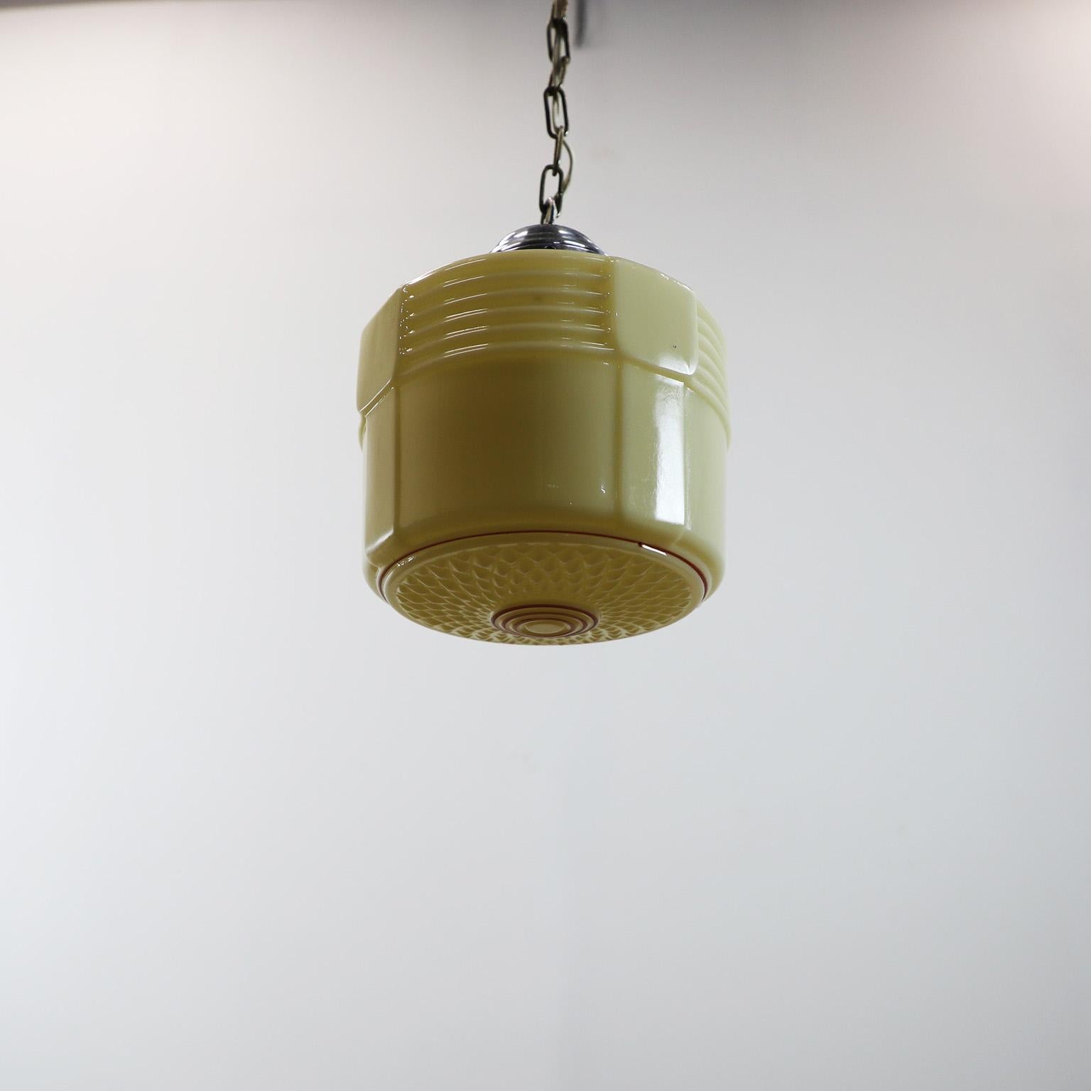 Art Deco Milk Glass Pendant Light In Good Condition For Sale In Mexico City, CDMX