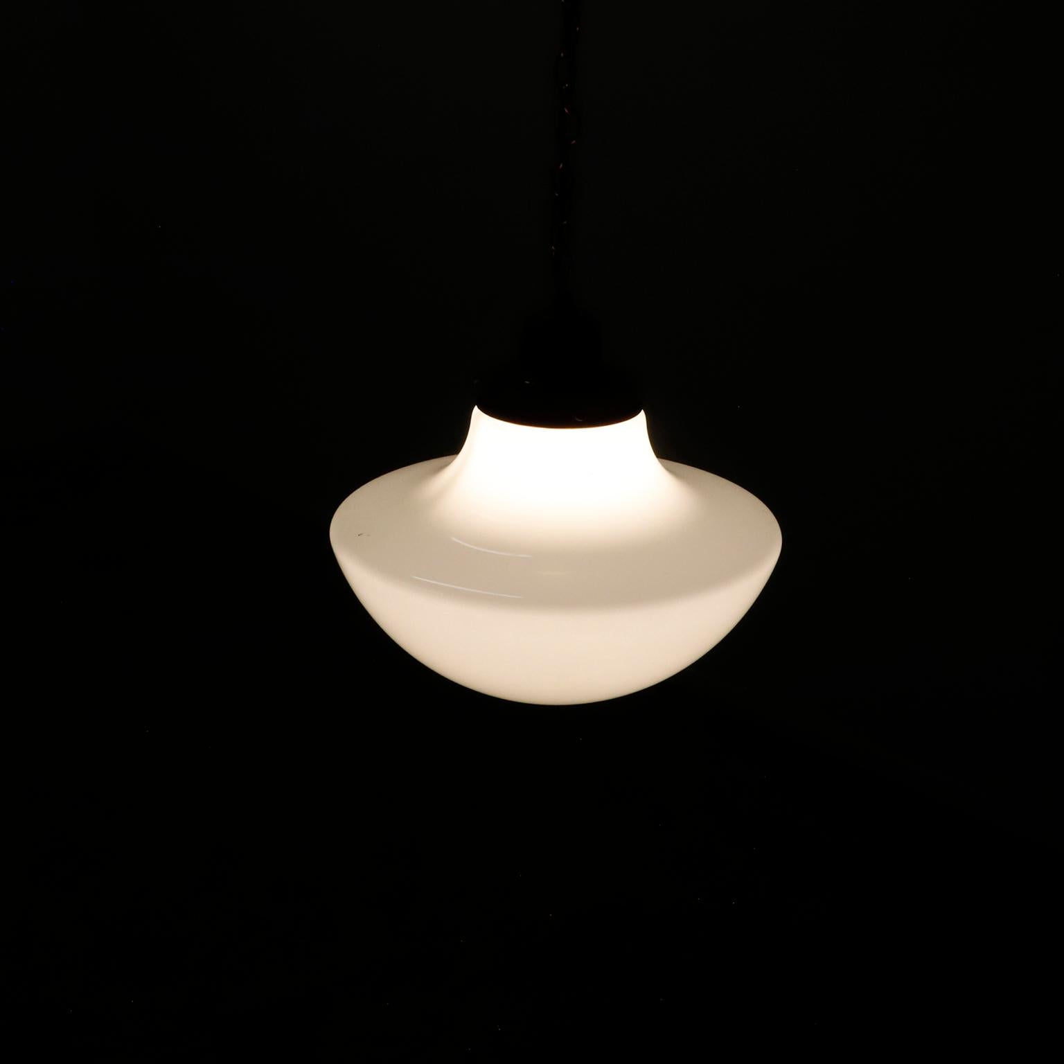 Mexicain Lampe à suspension Art Déco en verre dépoli en vente