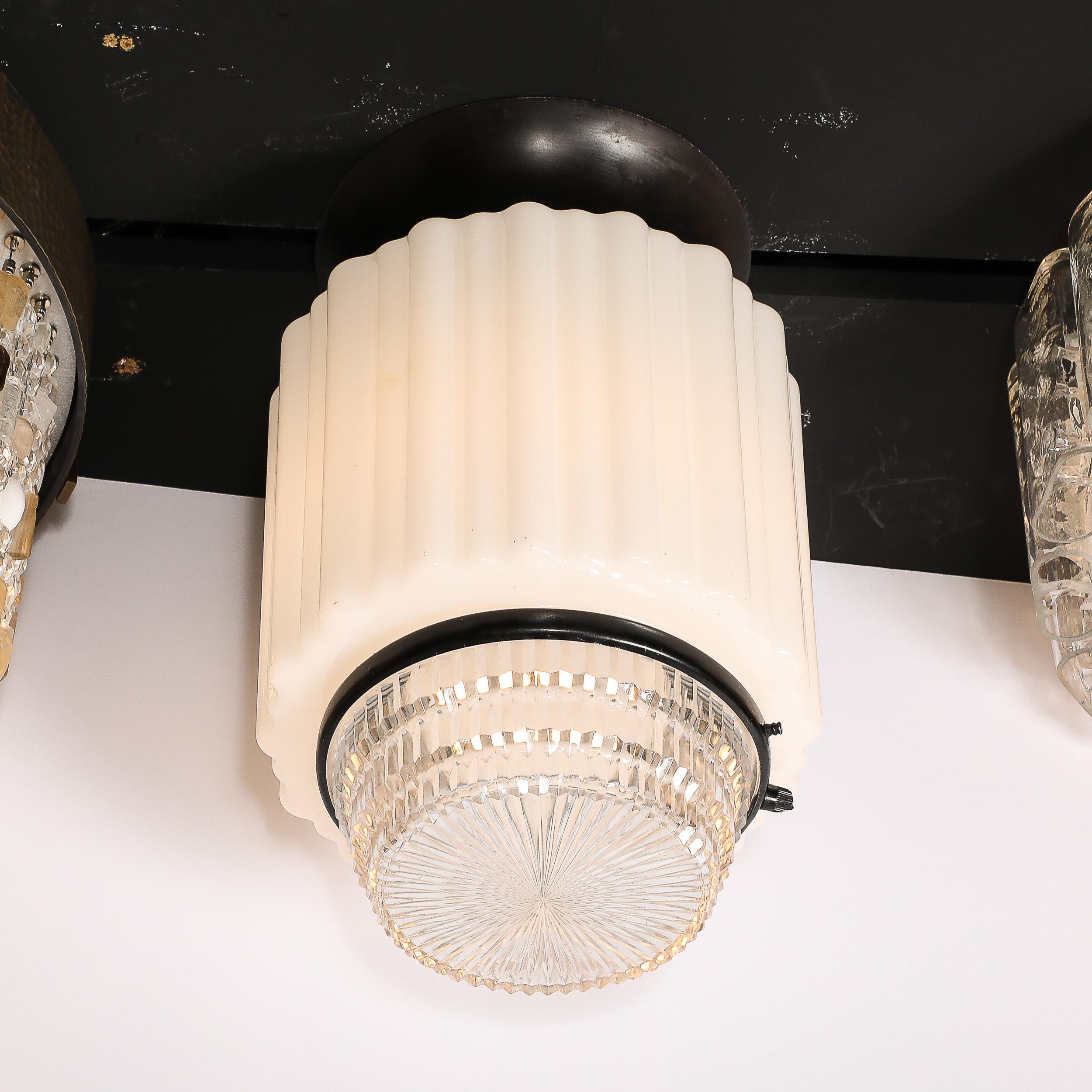 Lampadario ad incasso in vetro lattimo e vetro pressato Art Déco con finiture in bronzo In condizioni ottime in vendita a New York, NY