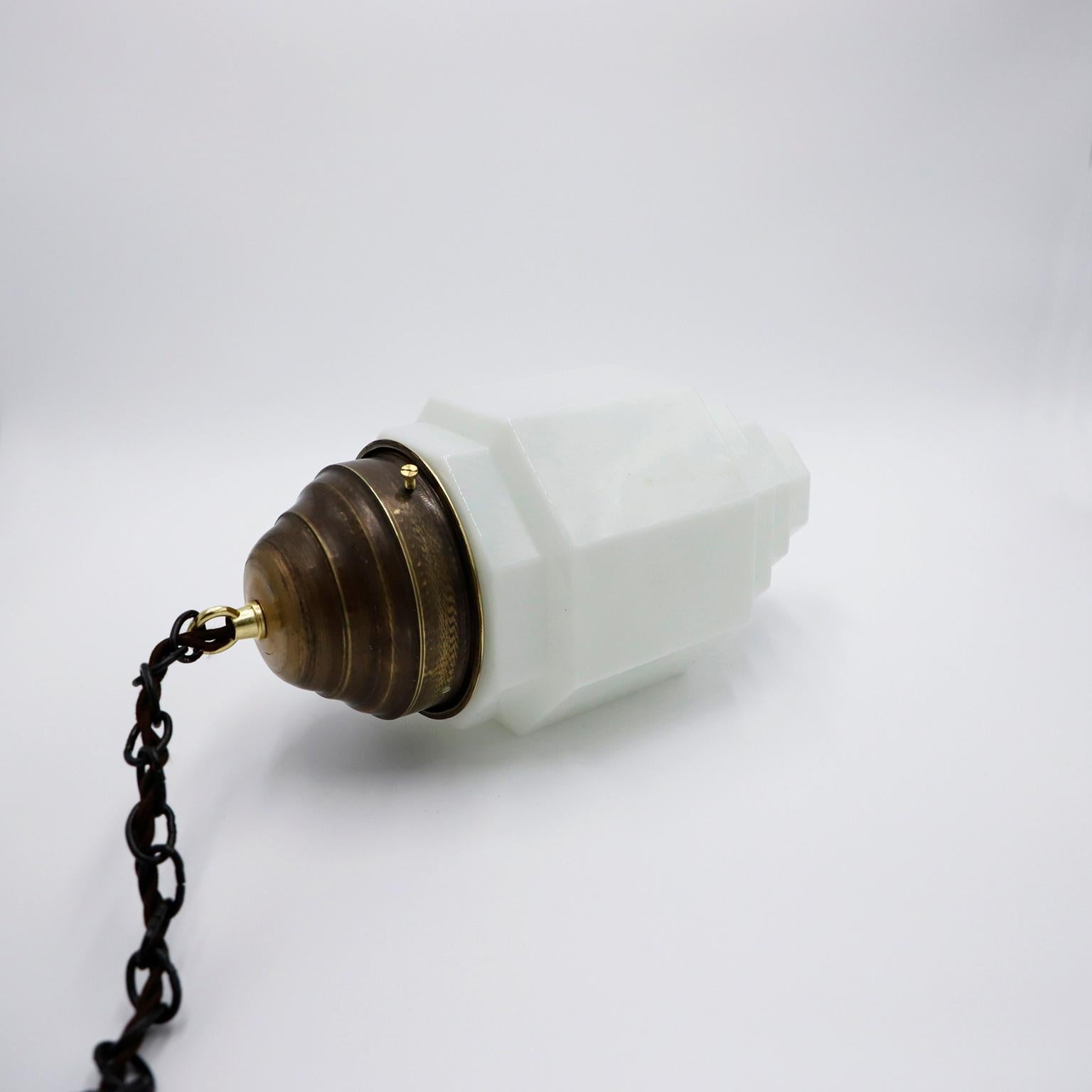 Circa 1930. Offriamo questa lampada a sospensione Art Deco Milk Glass Skyscraper. Il prezzo è per singolo articolo, ma ne abbiamo due disponibili.