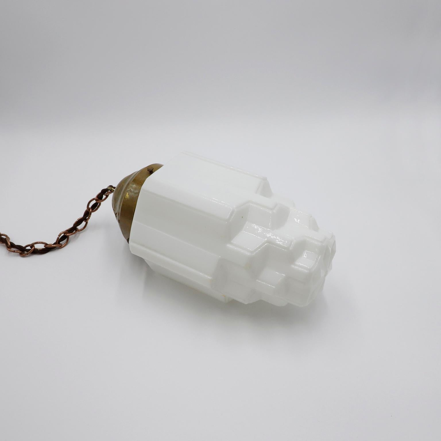 Circa 1930. Nous proposons cette lampe suspendue Skyscraper en verre au lait Art déco. Tout le câblage est neuf et fonctionne parfaitement.