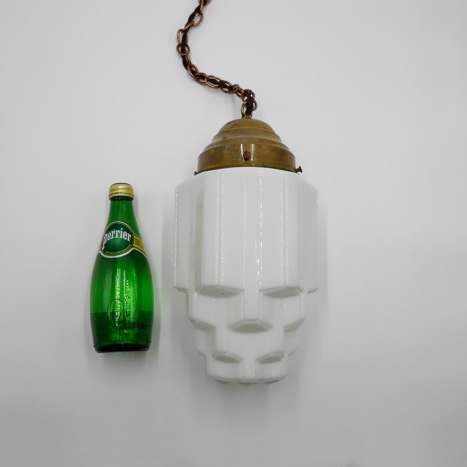 Pendentif gratte-ciel Art Déco en verre au lait Bon état - En vente à Mexico City, CDMX