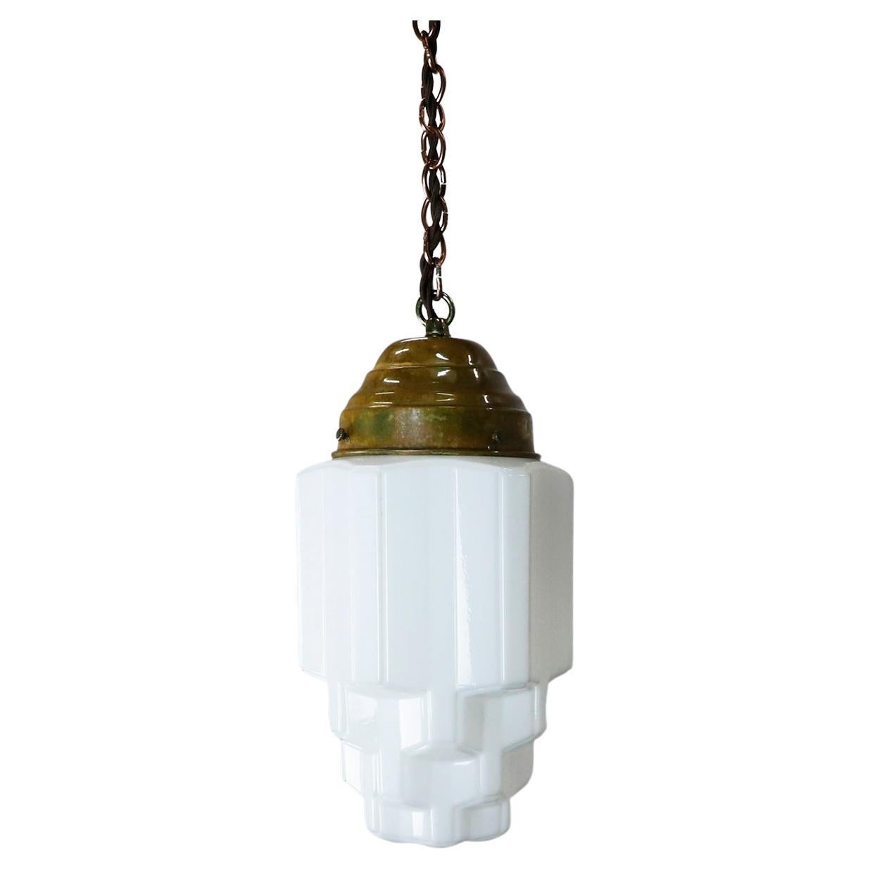 Pendentif gratte-ciel Art Déco en verre au lait