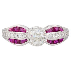 Art Deco Verlobungsring mit Minenschliff-Diamant und französischem Rubin mit Schleifenmotiv aus Platin