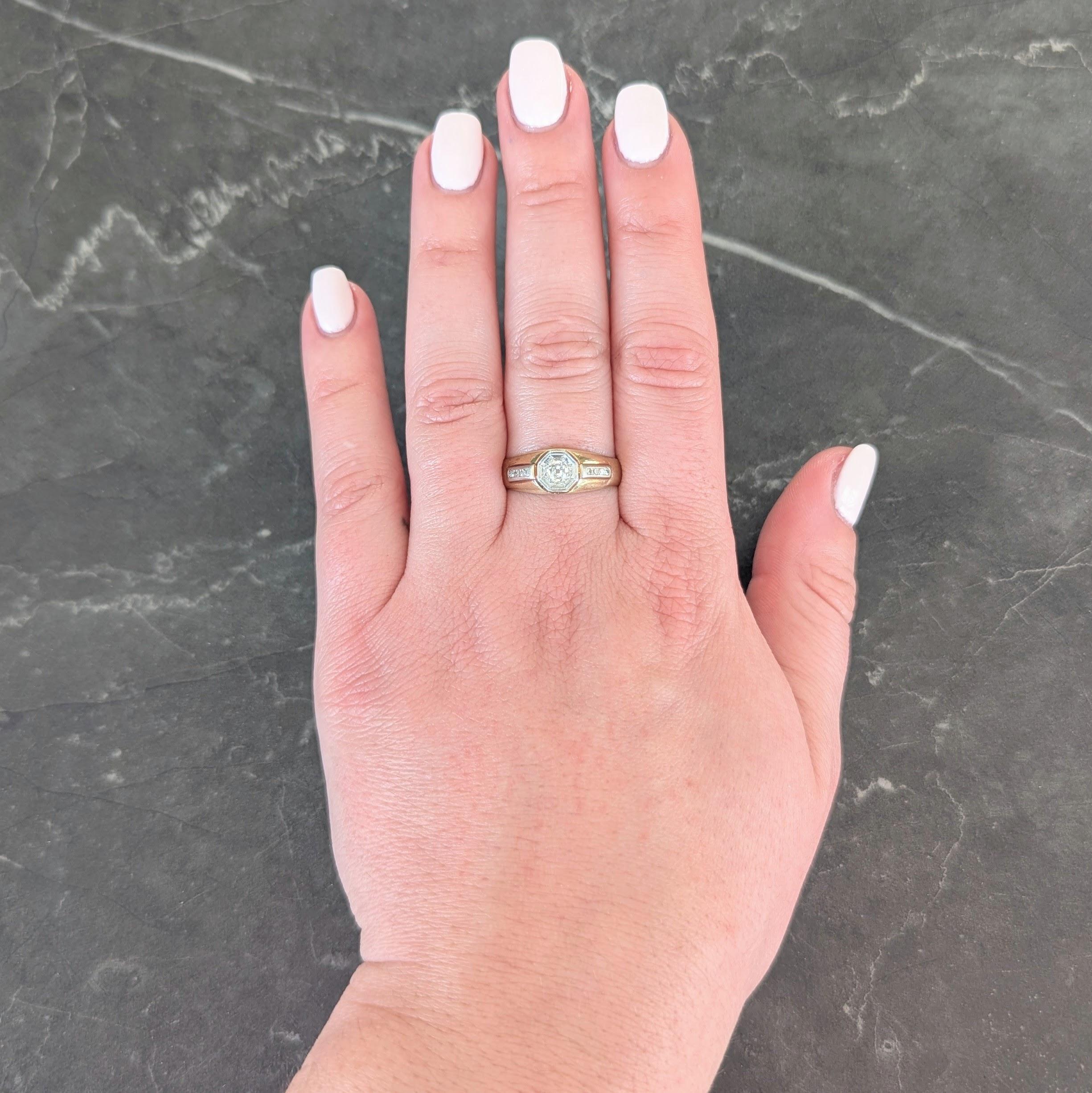 Centré sur un diamant taille ancienne pesant environ 0,30 carat - couleur O/P et pureté VS2
Perle sertie dans une tête en platine de forme octogonale, entourée de détails en milgrain.
Flanqué de rangs de diamants taille unique sertis à fleur de peau
