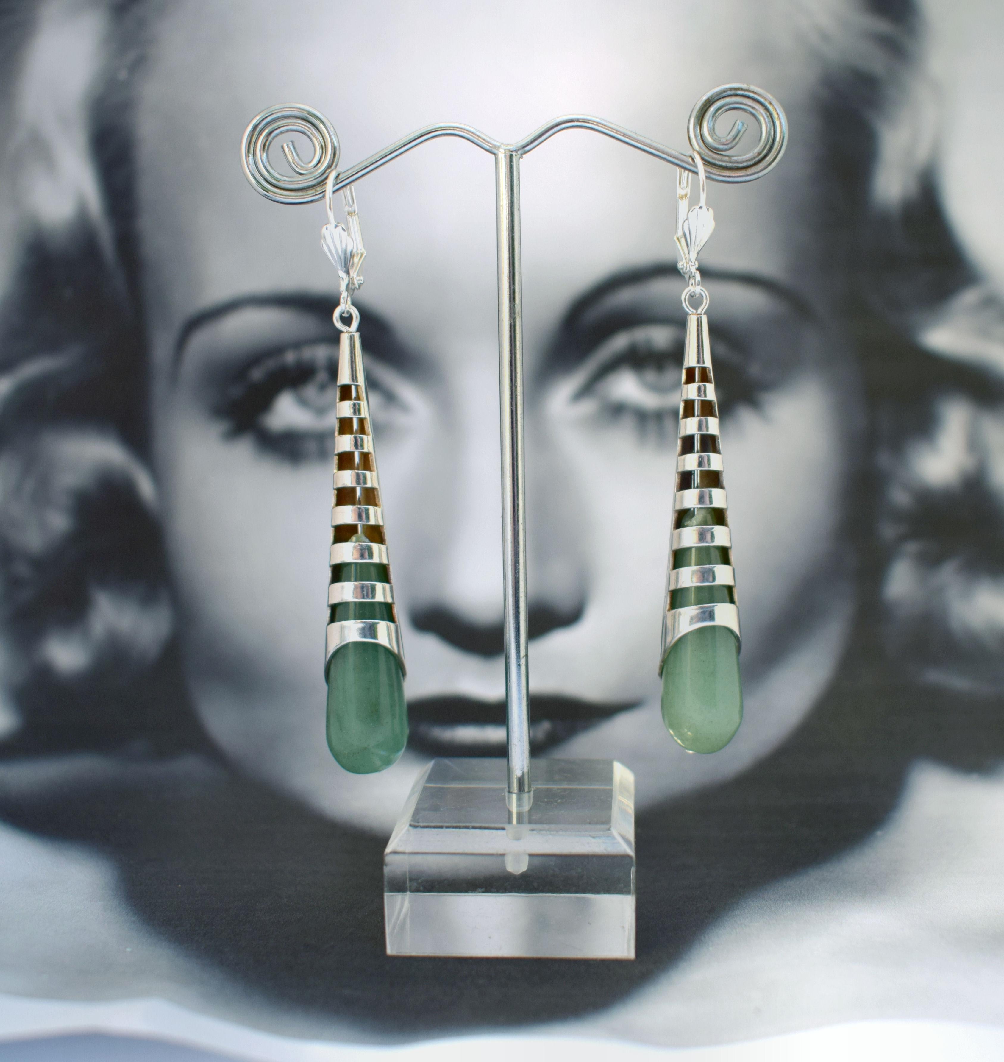 Wunderschönes Paar minimalistische Ohrringe im Art-Déco-Stil. Dies ist ein sehr anspruchsvolles Schmuckstück - wunderschön gemacht, man trägt es zu den besten Anlässen. Diese Ohrringe sind aus versilbertem Messing und grünem Glas gefertigt und