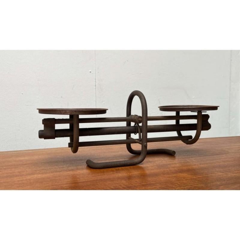 Art Deco Minimalist Metal Balance Beam Scale, in Very Good conditions. Designed 1920 to 1949

Additional information:
Materials: Metal
Color: Brown
Style: Minimalist
Period: 1920 to 1949
Item Type: Vintage, Antique or Pre-owned
Dimensions: 19.29ʺW ×