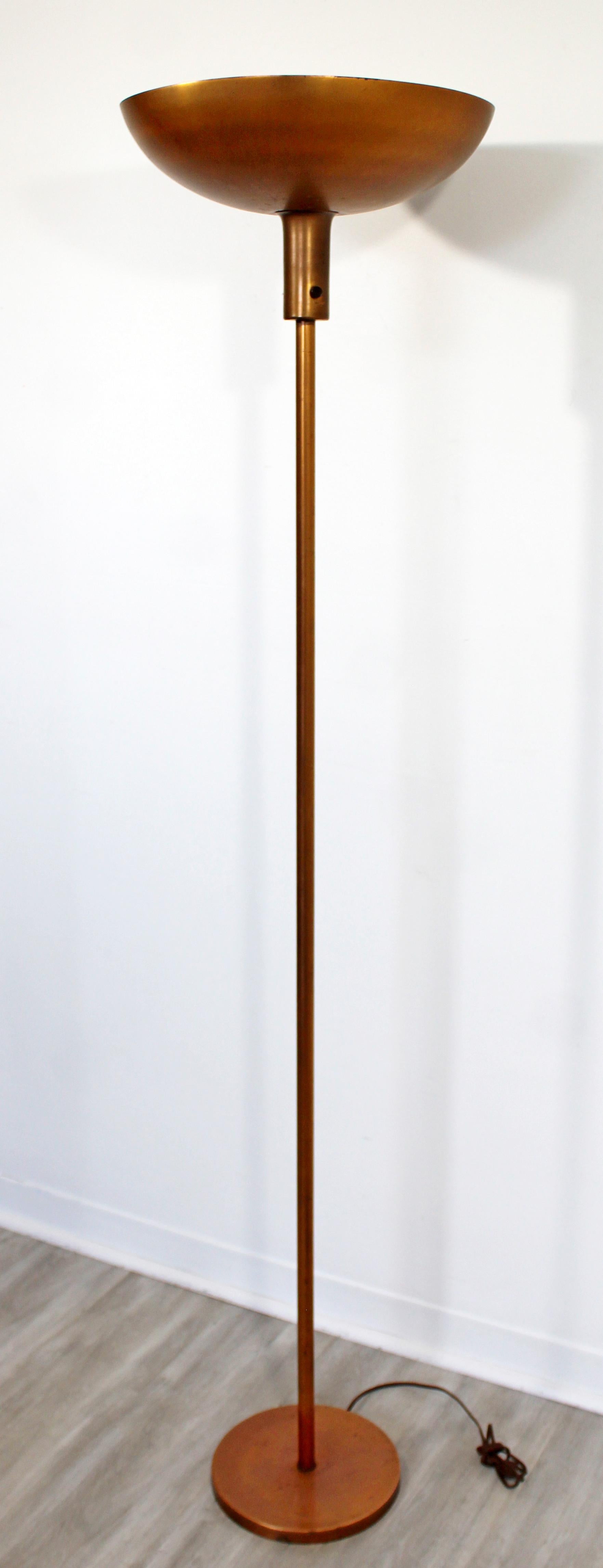 For your consideration is a gorgeous, original, uplight floor lamp, made of copper, circa 1940s. In very good vintage condition. The dimensions are 15.5
