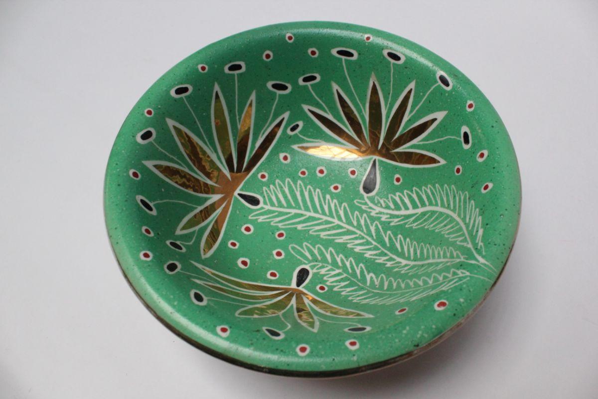 1940s ceramic decorative bowl by Waylande Gregory featuring a highly stylized leaf pattern in mint green with white, black and gold leaf detail. Relatively large compared to more common, small examples: 
Measures: 10.25