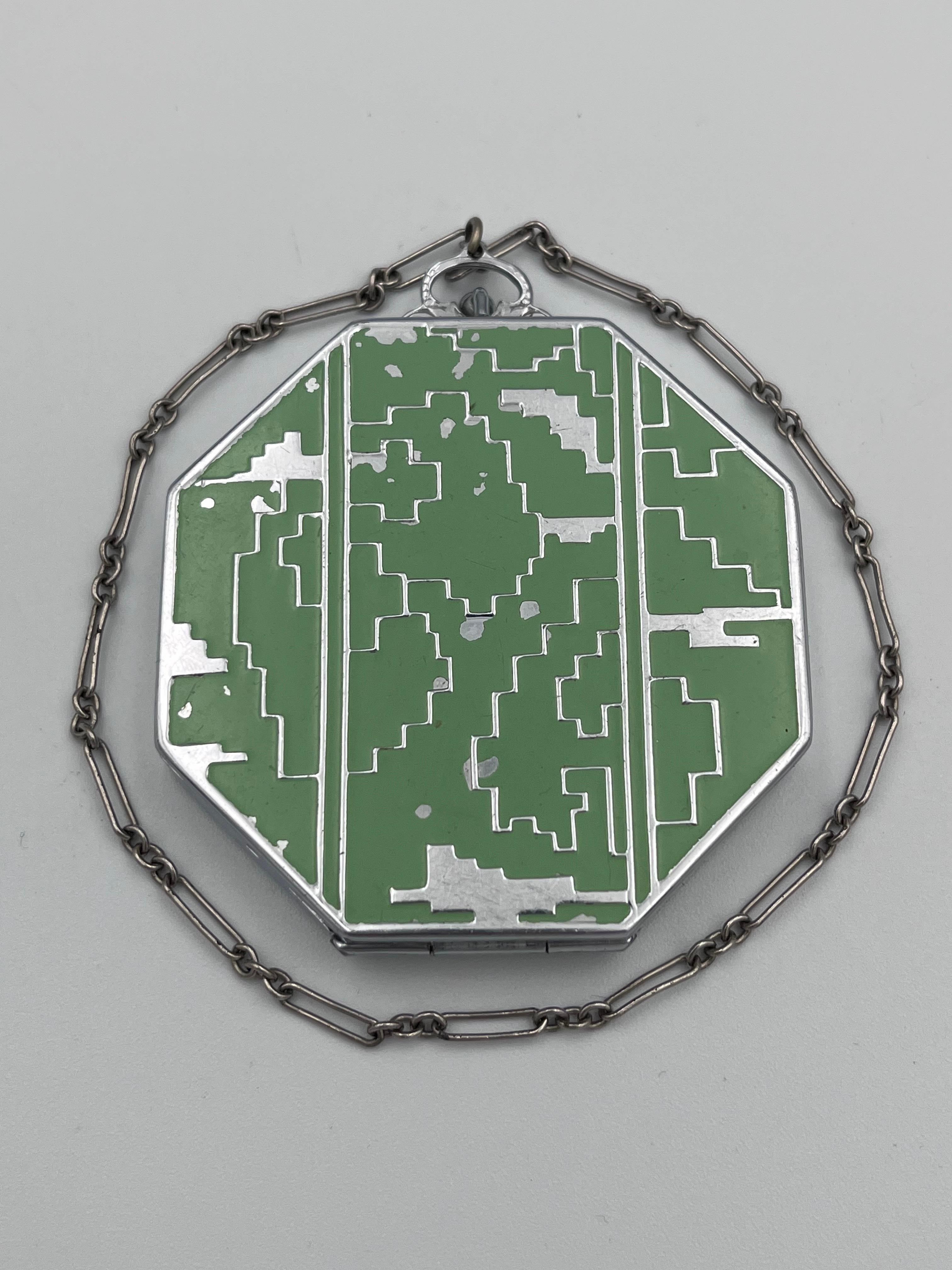 The Artful Green & Greene e Chrome Elgin, specchio compatto da donna degli anni '30 con catena

Esempio di Art Deco Mirror degli anni '30, questo specchio compatto da donna Elgin American incarna la raffinatezza modernista e l'estetica dell'epoca.