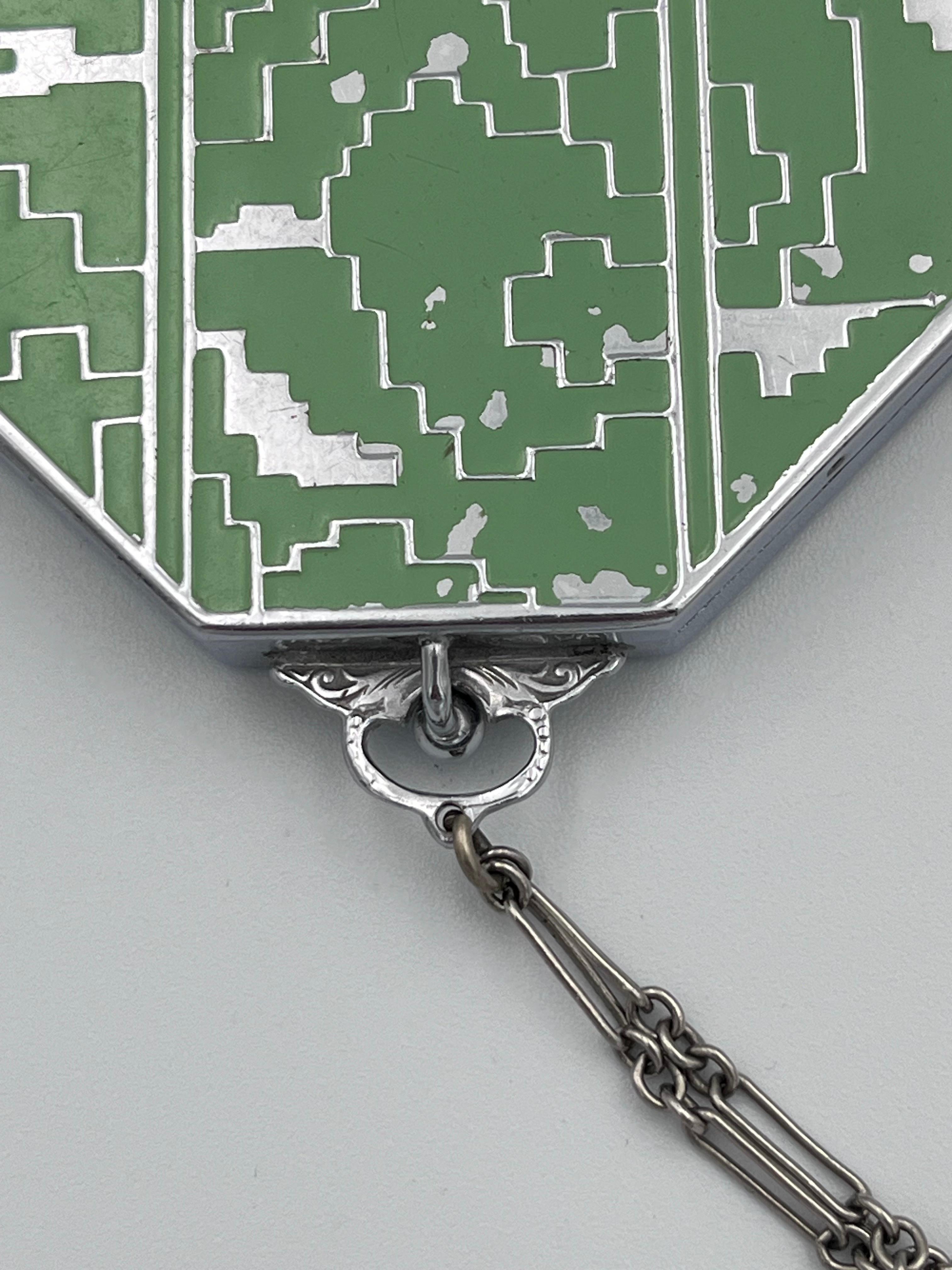 Art Deco Mirror compatto da donna Elgin verde menta cromato con catena In condizioni buone in vendita a Red Lion, PA