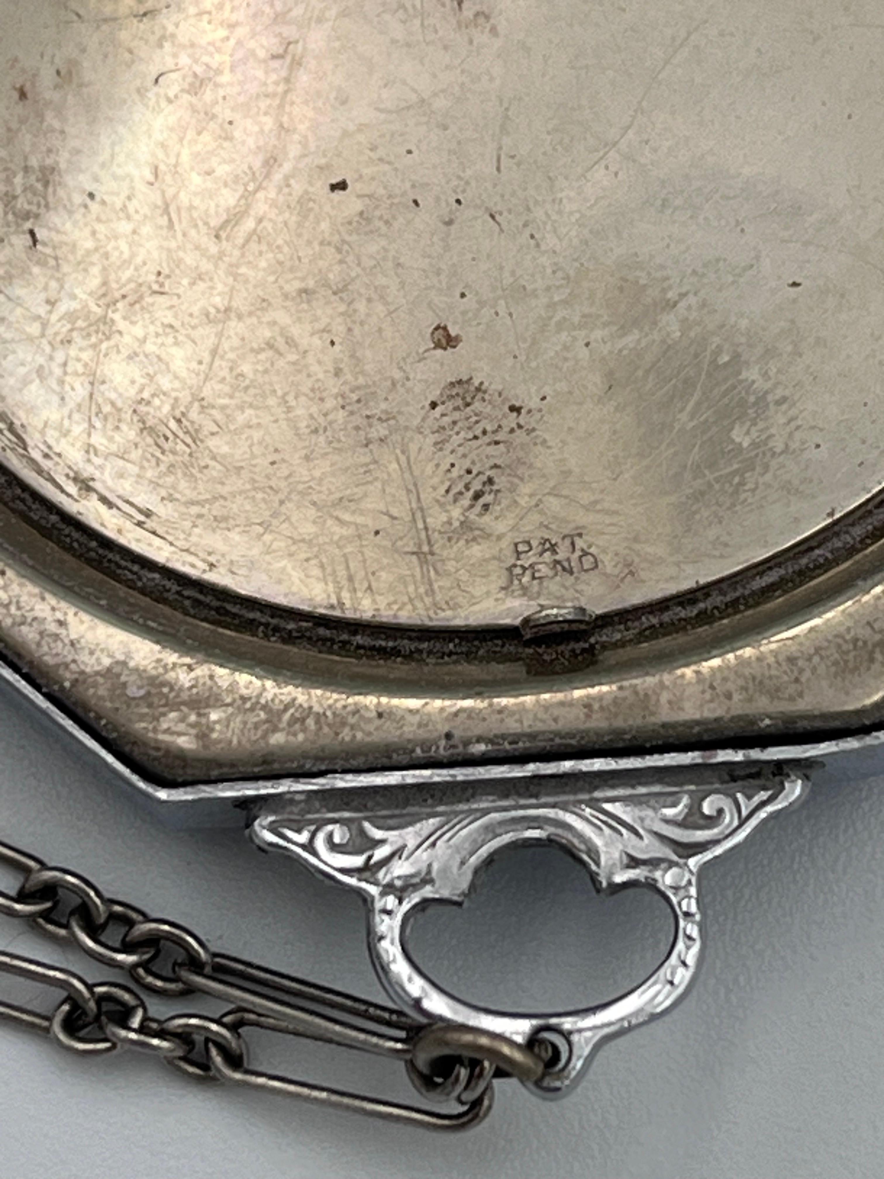 Art Deco Mirror compatto da donna Elgin verde menta cromato con catena in vendita 1