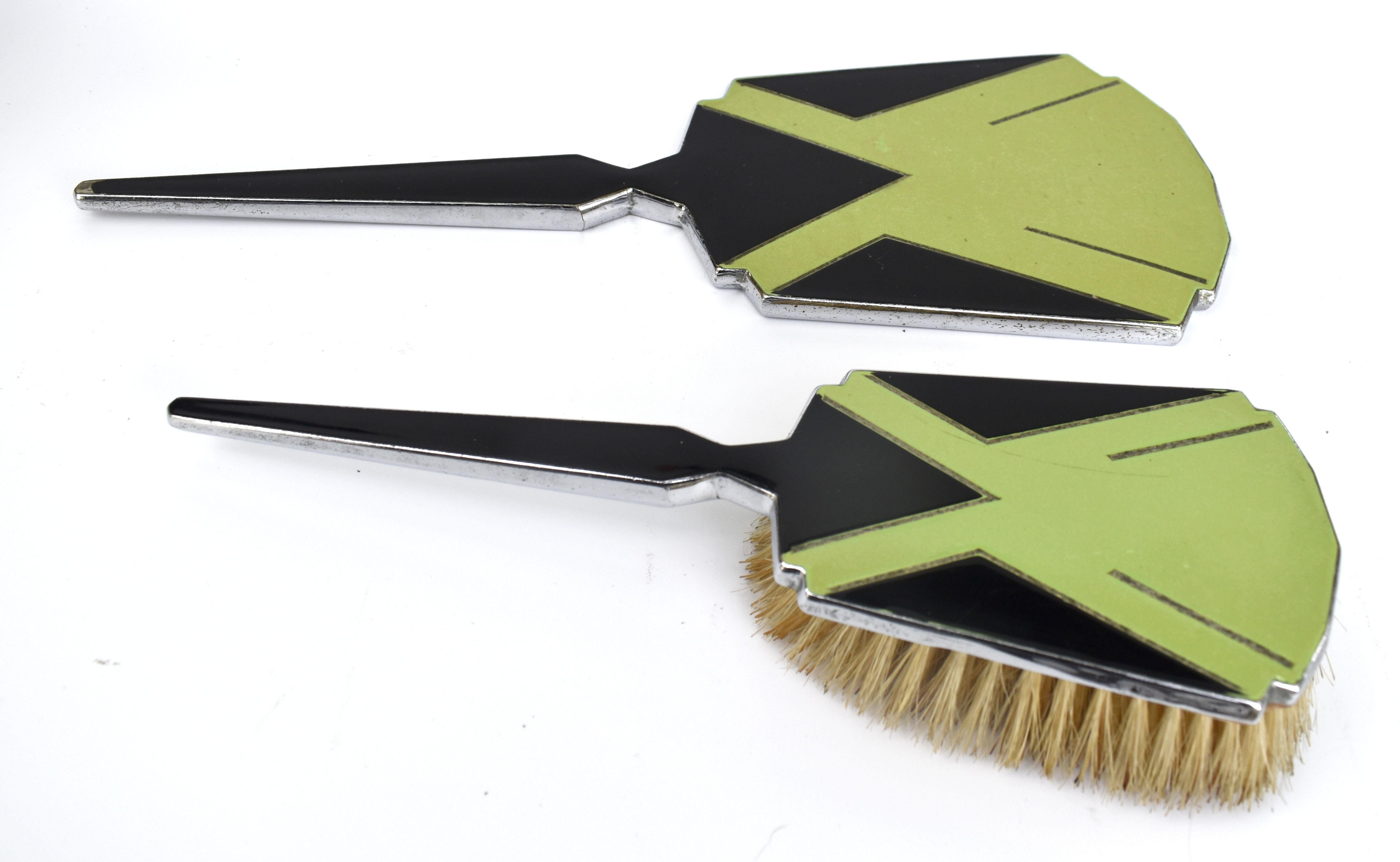 Fabuleux ensemble de coiffeuse Art Déco en métal chromé émaillé, avec un design Art Déco jazzy en vert pois et noir. L'ensemble comprend un miroir à main et une brosse à cheveux. Ce sont des pièces parfaites pour servir d'accessoires à votre