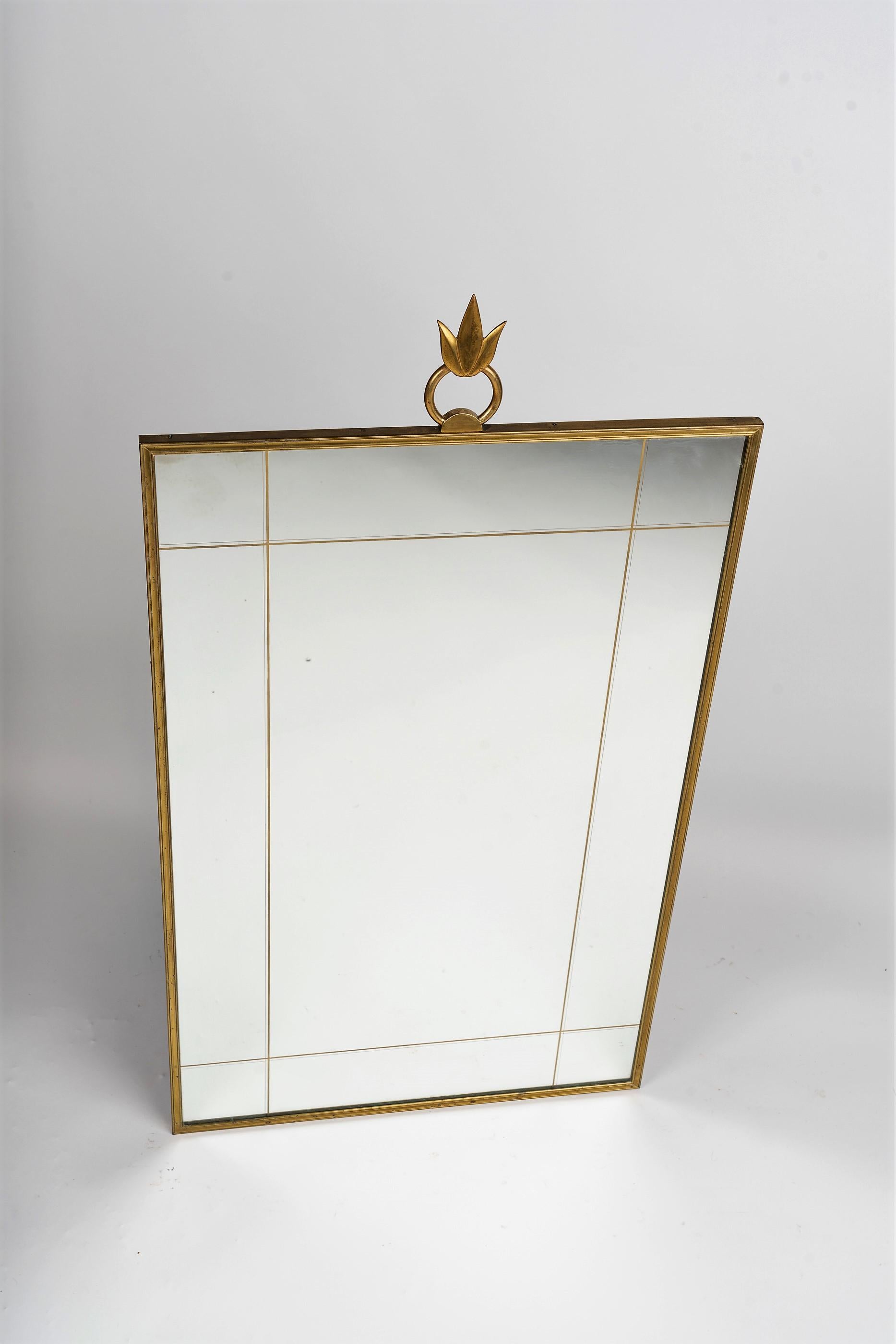 Rare mirror by André Arbus - 1940's Art Deco and minimalism.
Engravings in corner bands and rectangular frame
with patinated brass angles on a curved flat ornamented, at the top, with a
fixed ring pediment, 