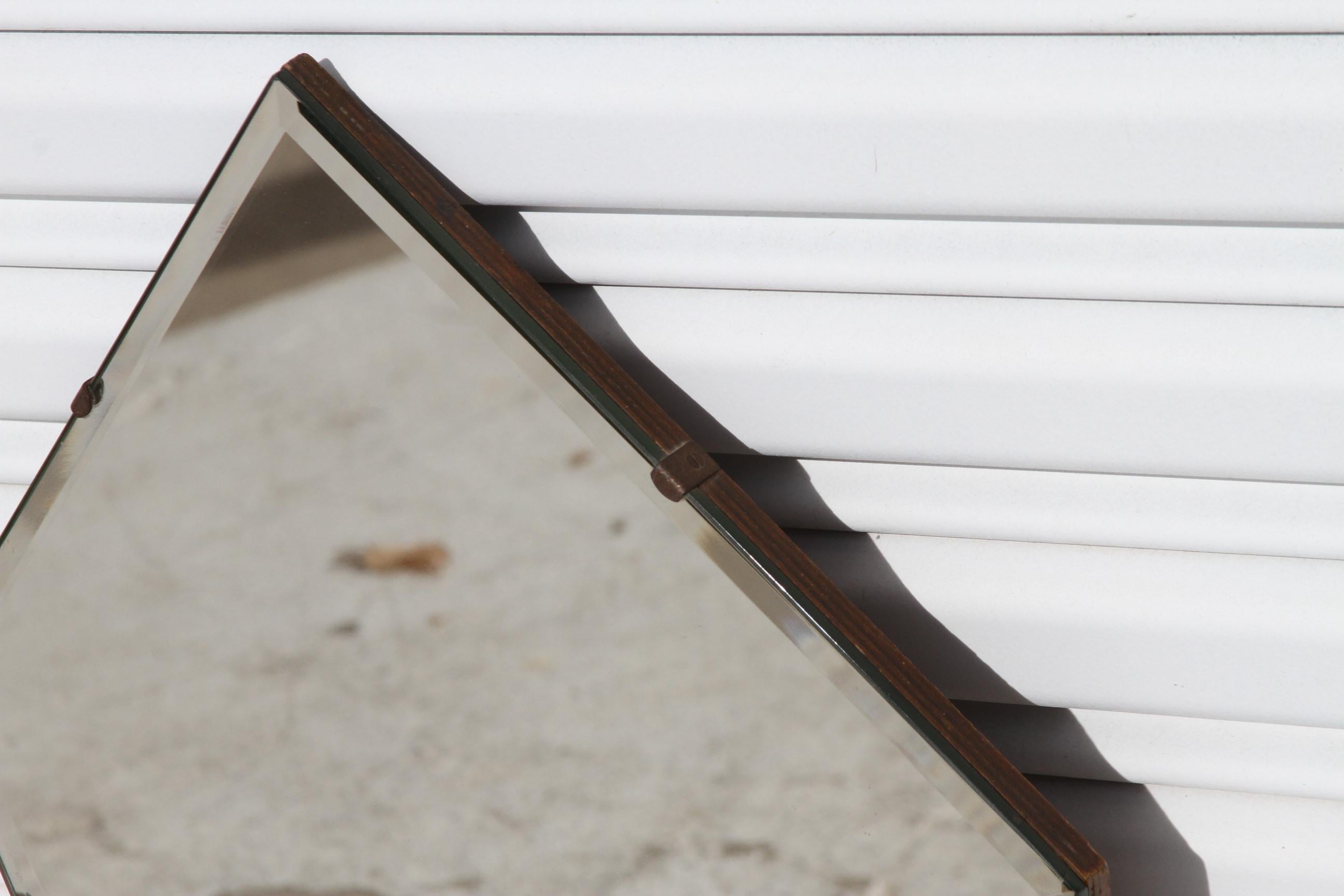 Si tratta di un bellissimo specchio realizzato in stile Art Deco. Lo specchio è scultoreo e presenta accenti in legno laccato sui lati.