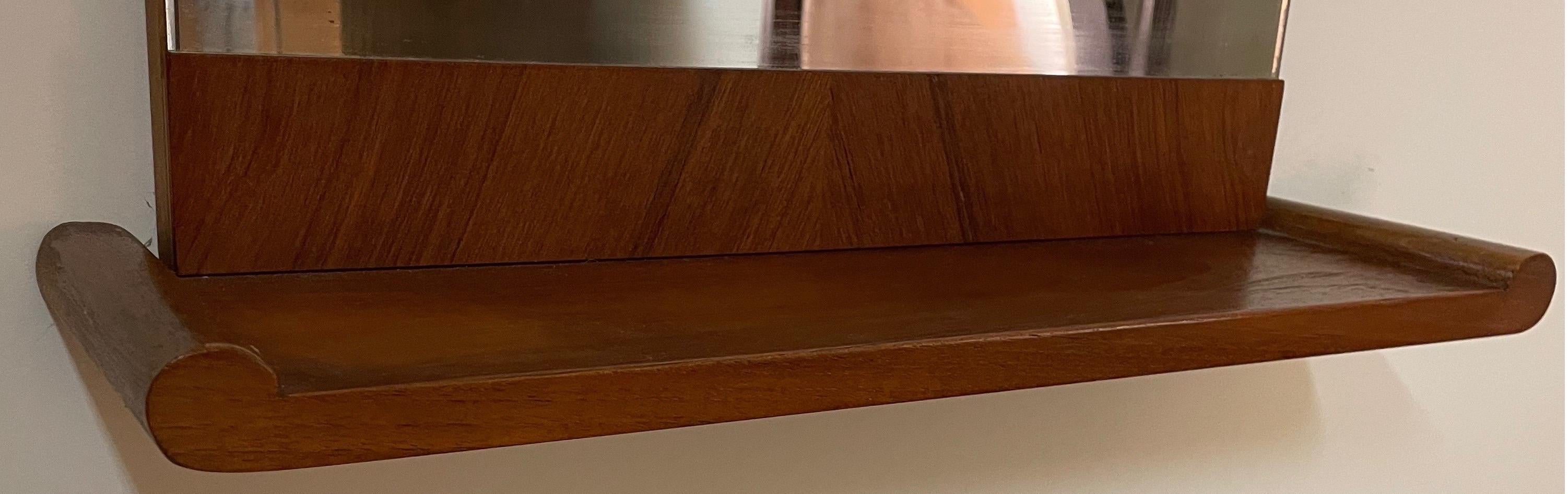 Questo specchio ha linee semplici e pulite e un piccolo vassoio sottostante. Elegante e pratico, questo specchio è perfetto per ottimizzare un piccolo spazio.